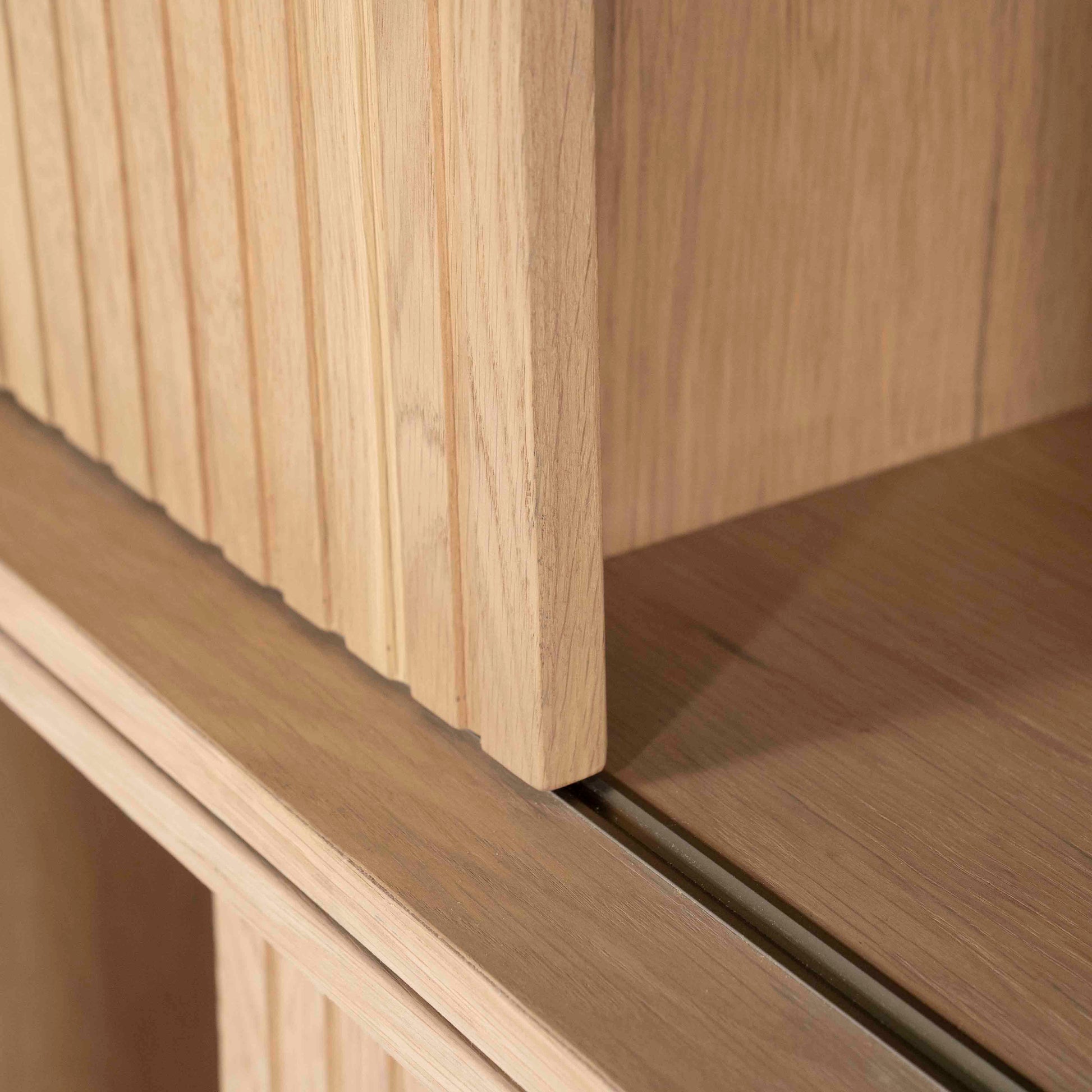 Milo Bokhylle, Lys eik. Bokhylle med skyvedører.