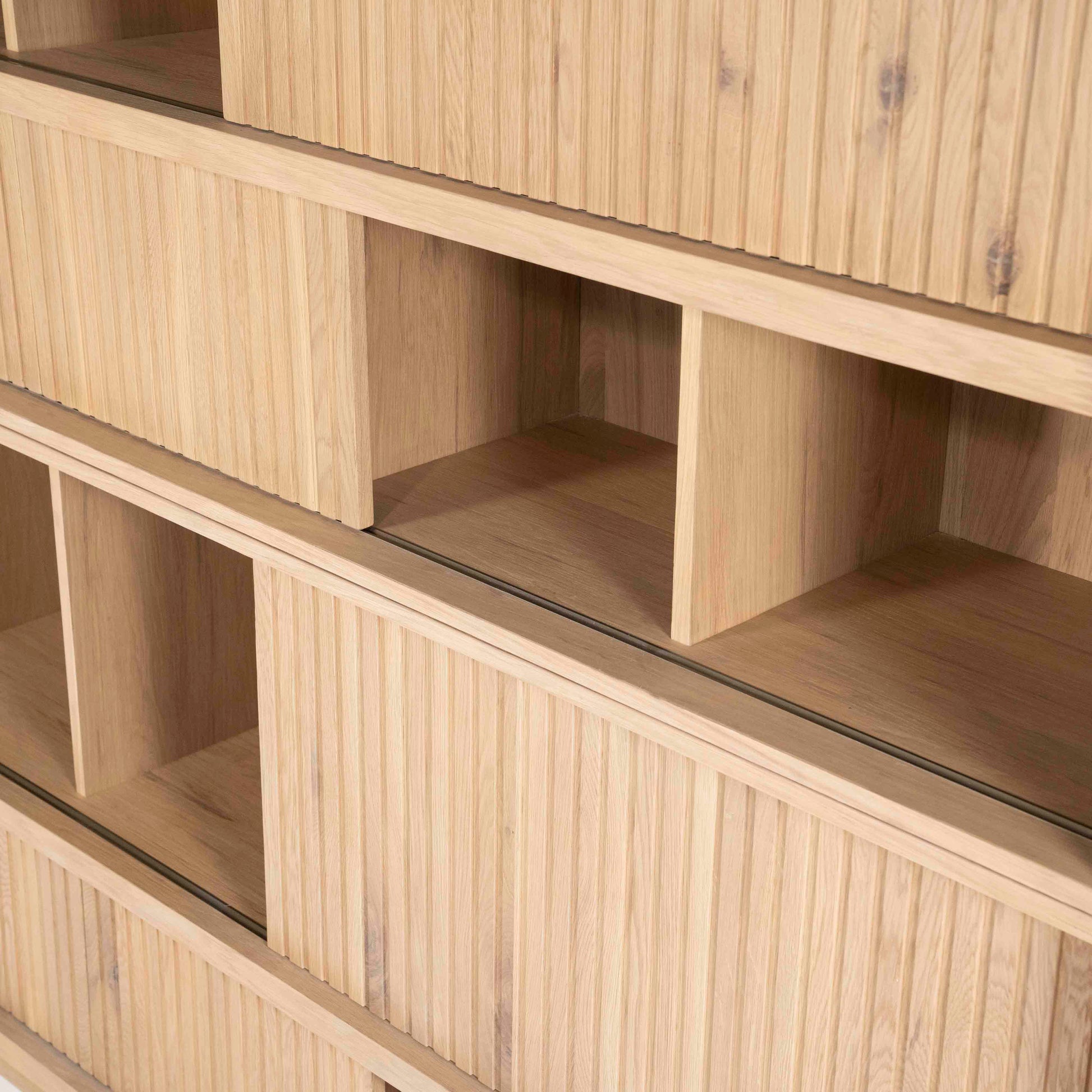 Milo Bokhylle, Lys eik. Bokhylle med skyvedører.