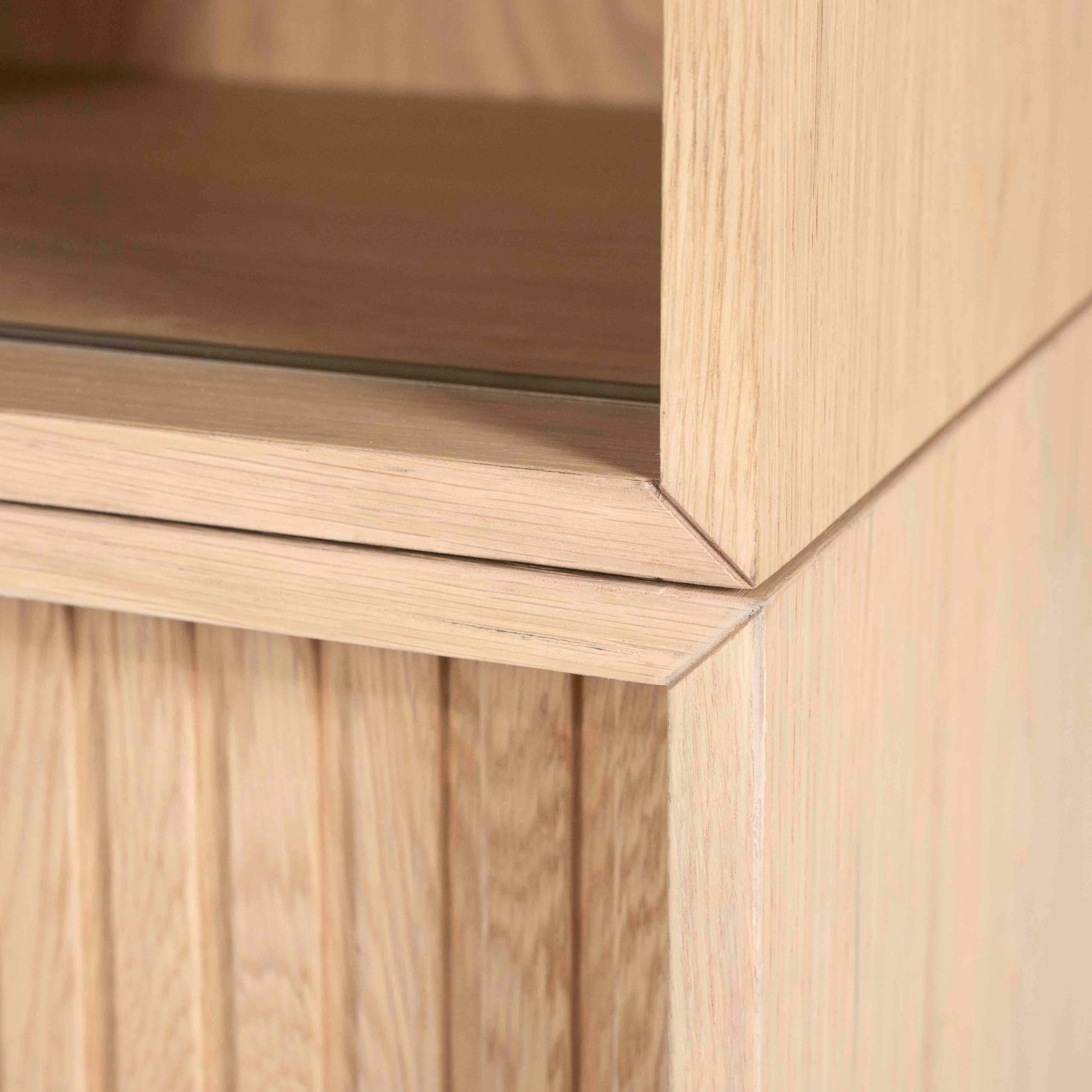 Milo Bokhylle, Lys eik. Bokhylle med skyvedører.