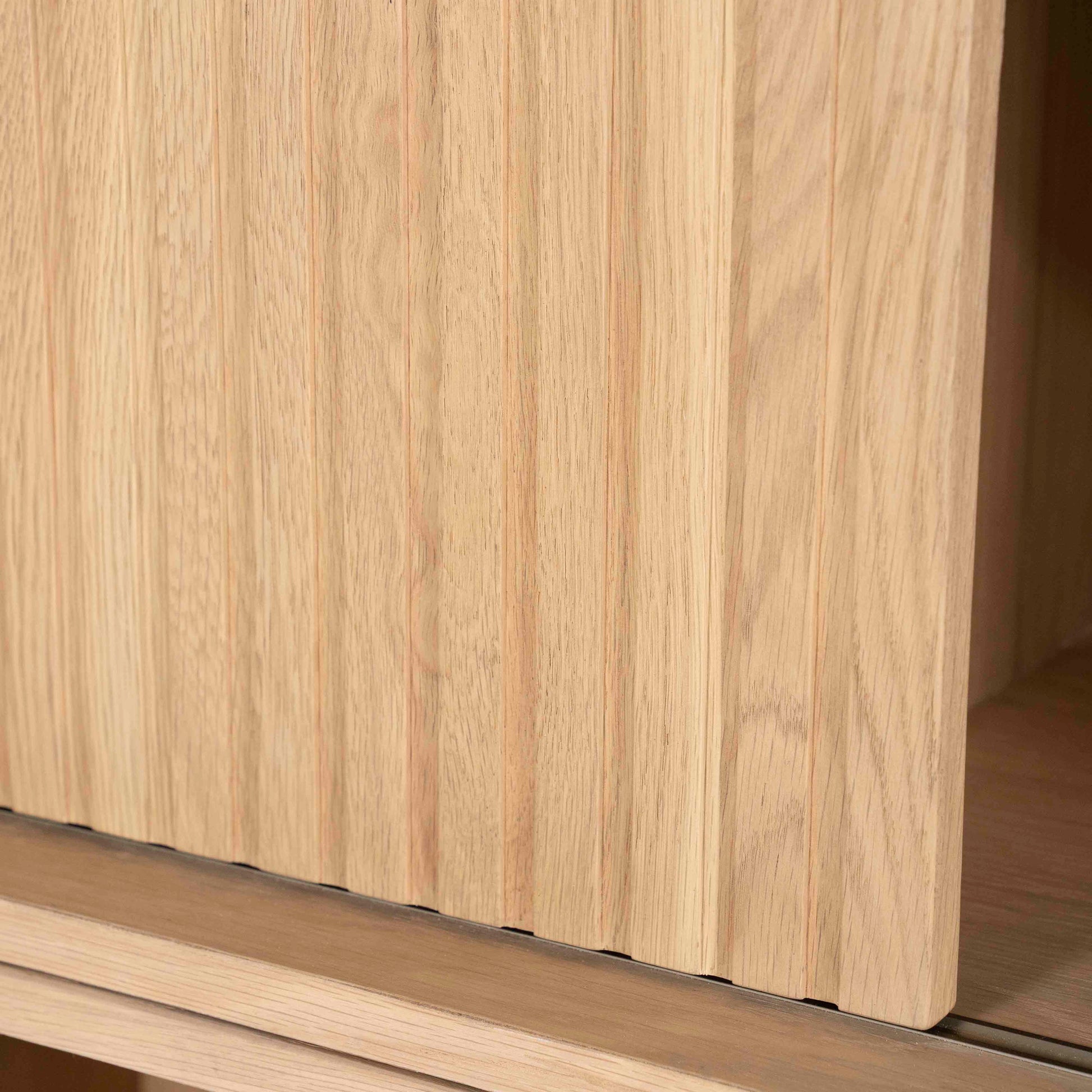 Milo Bokhylle, Lys eik. Bokhylle med skyvedører.