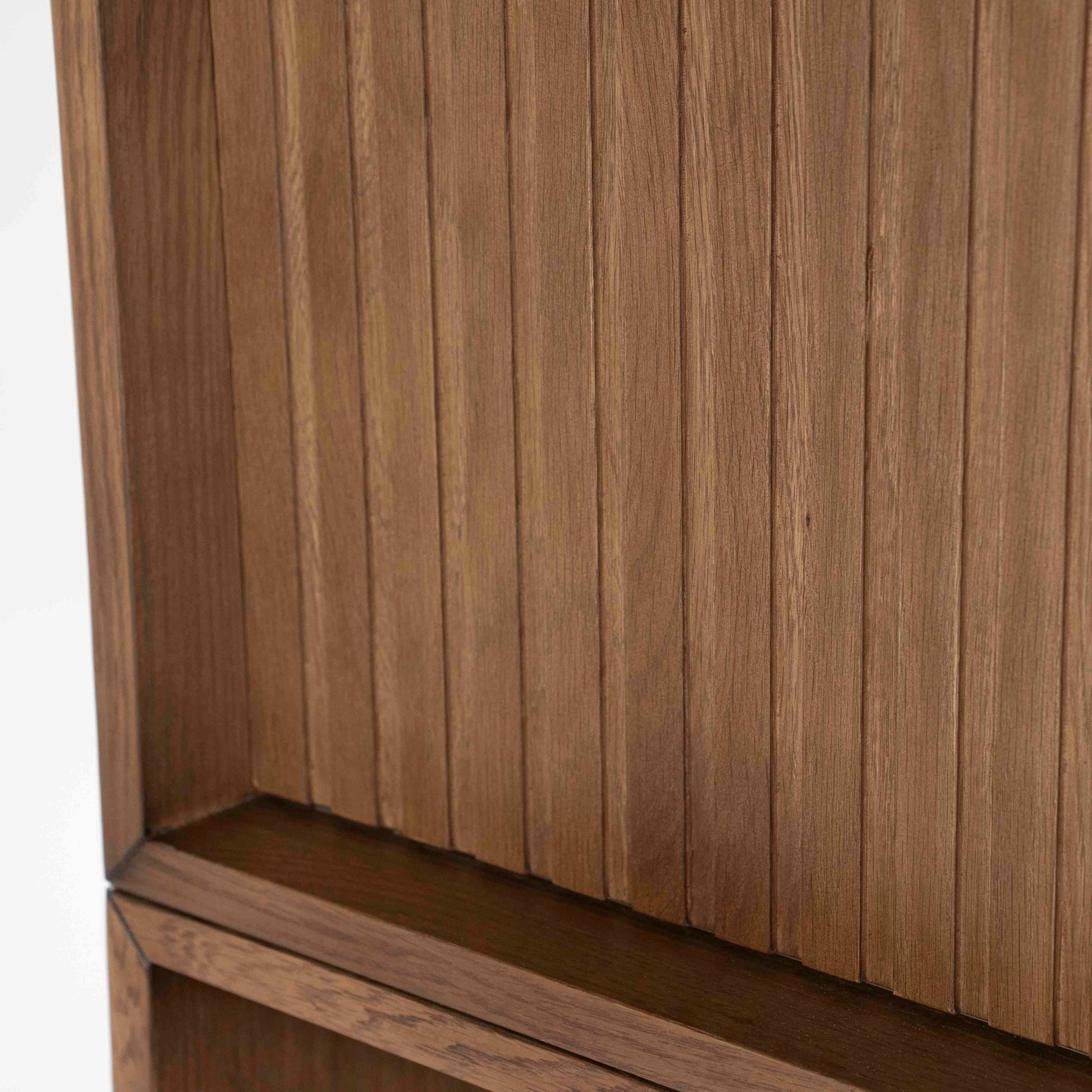 Milo Bokhylle, Mørk eik. Detalje av treverket