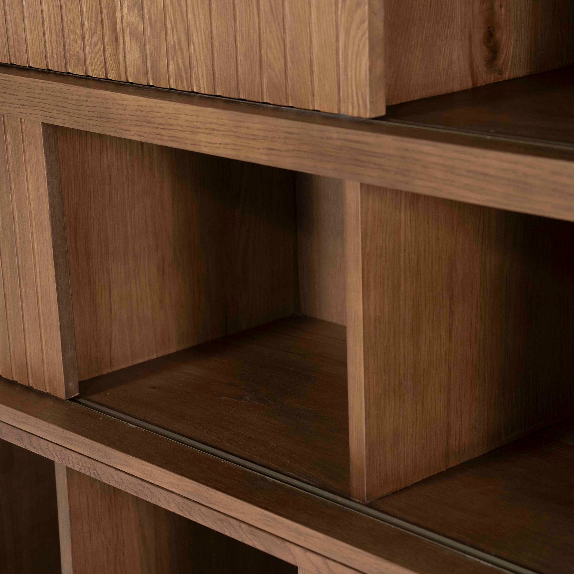 Milo Bokhylle, Mørk eik. Detalje