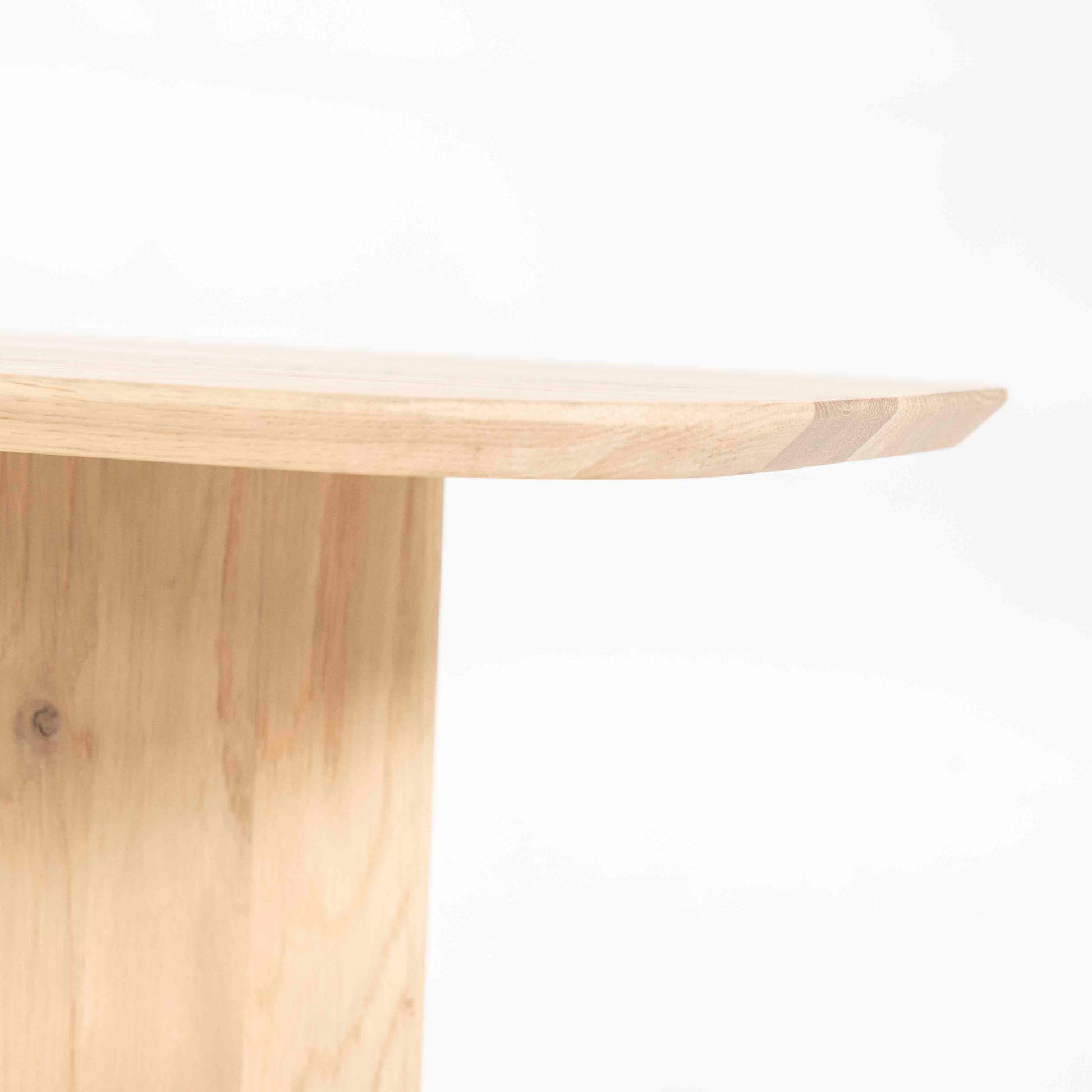 Ty TV-benk, lys eik. Detalje