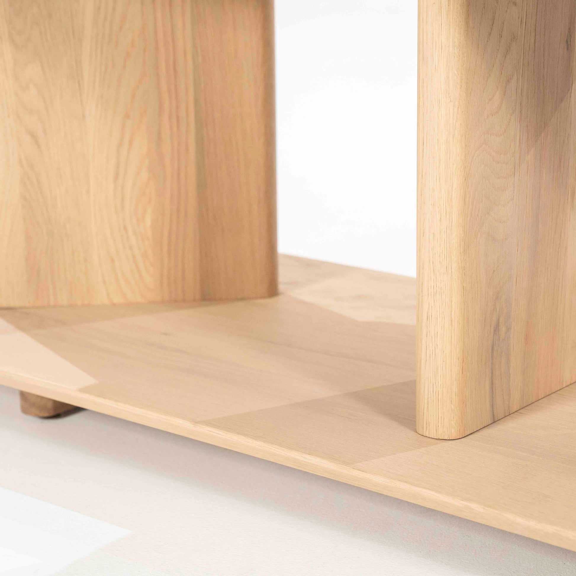 Ty TV-benk, lys eik. Detalje