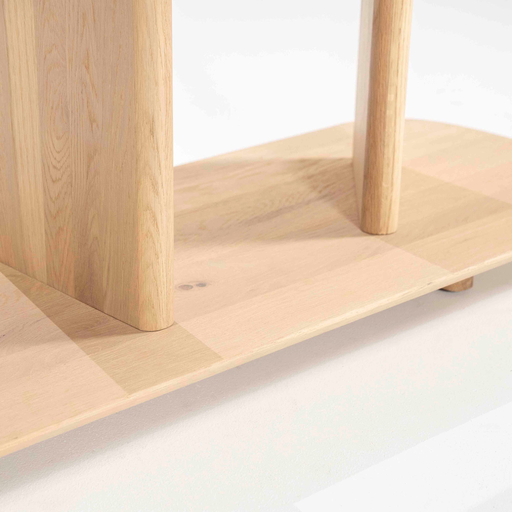 Ty TV-benk, lys eik. Nærbilde