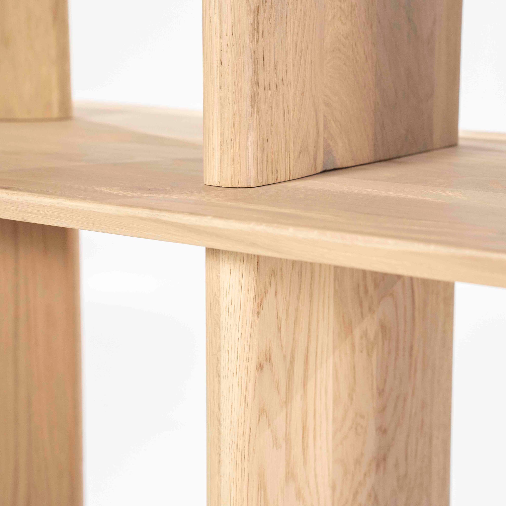 Ty bokhylle, lys eik. Detaljebilde