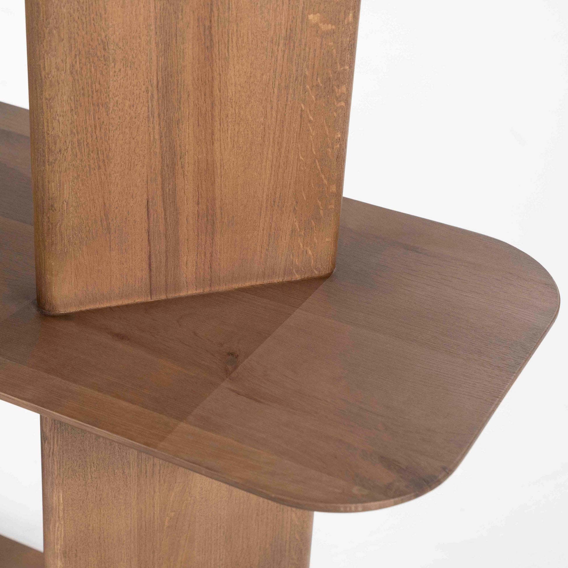 Ty bokhylle, mørk eik. Detalsjebilde