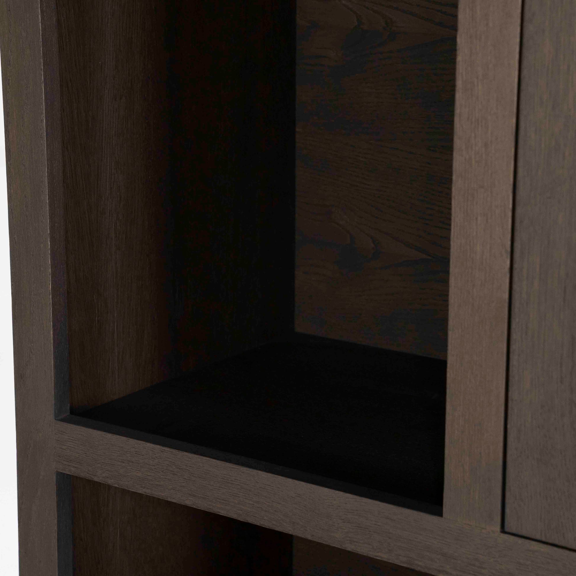 Helsinki bokhylle med skuffer og dører, mørk eik. Detalsjebilde