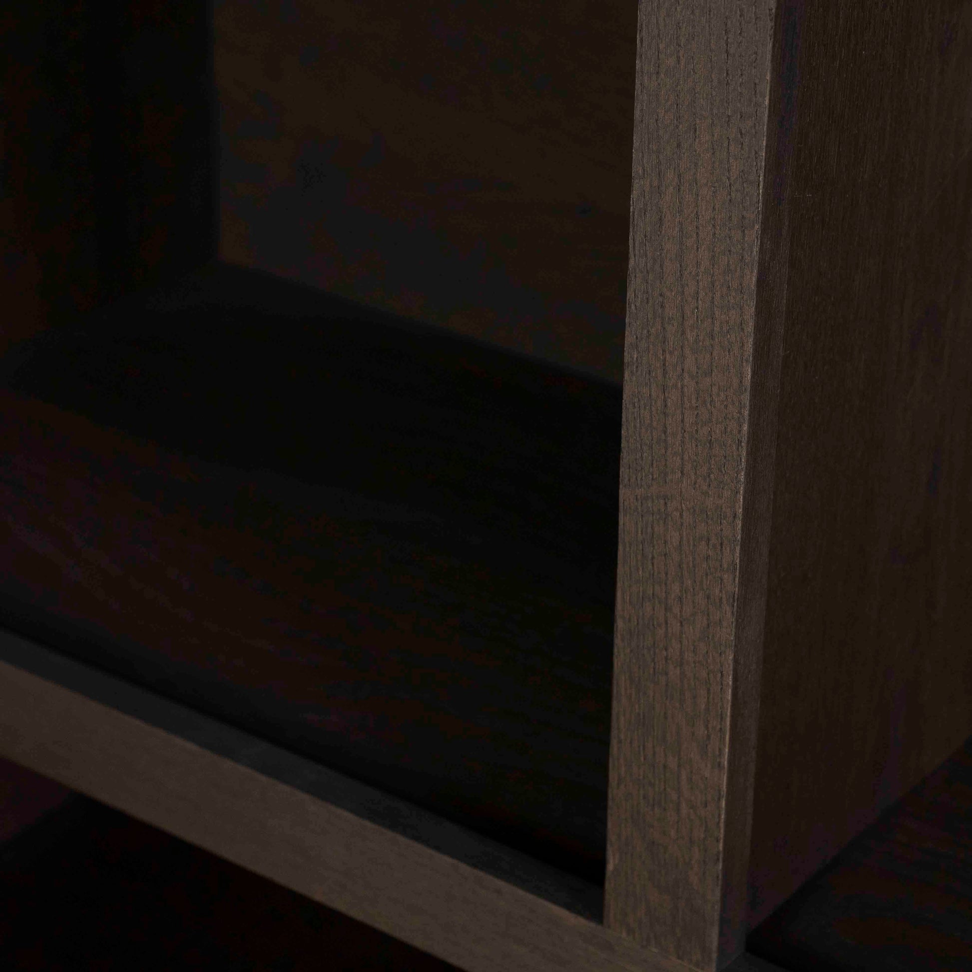 Helsinki bokhylle med skuffer og dører, mørk eik. Detalsjebilde