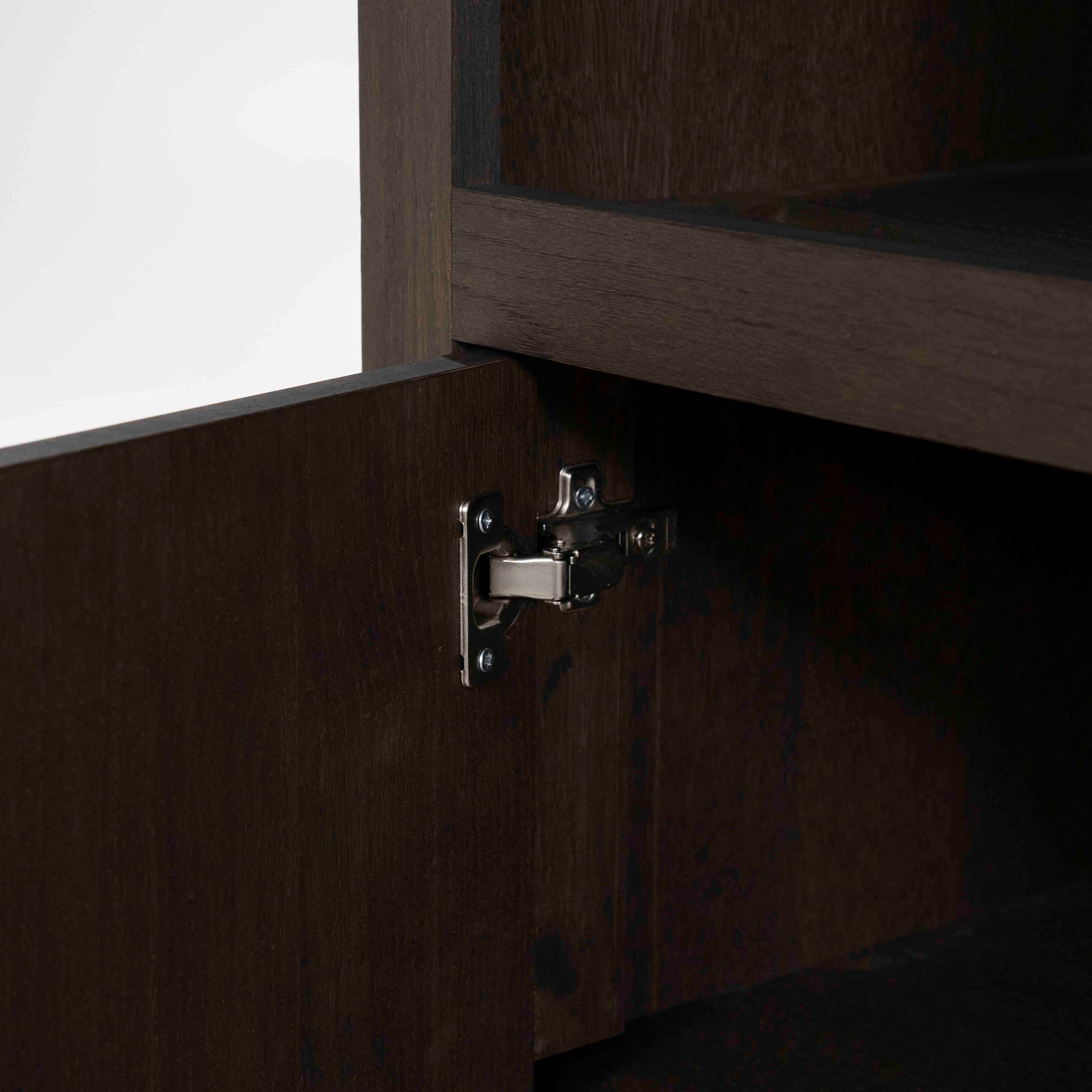 Helsinki bokhylle med skuffer og dører, mørk eik. Detalsjebilde av skapdøren