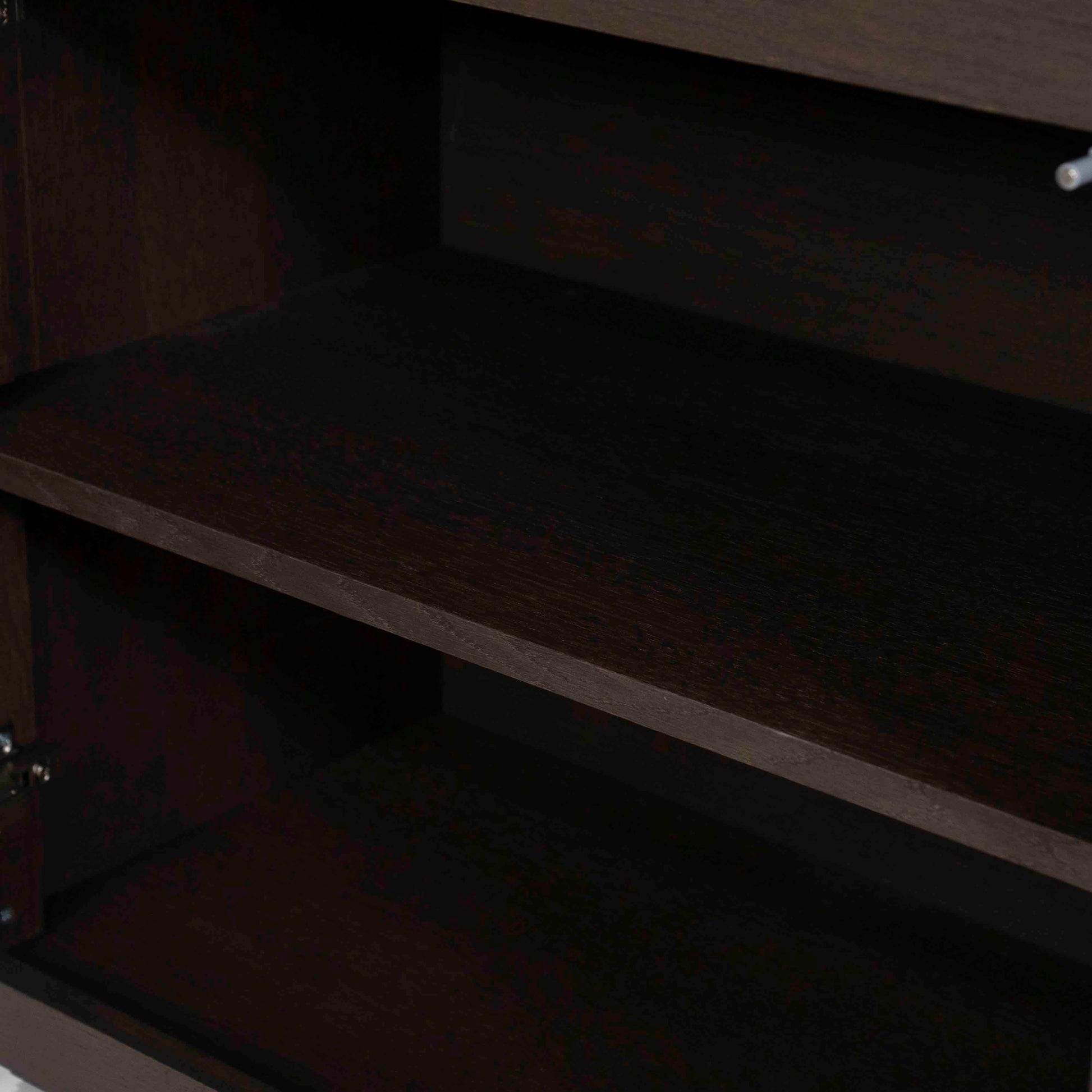 Helsinki bokhylle med skuffer og dører, mørk eik. Detalsjebilde av hyllen