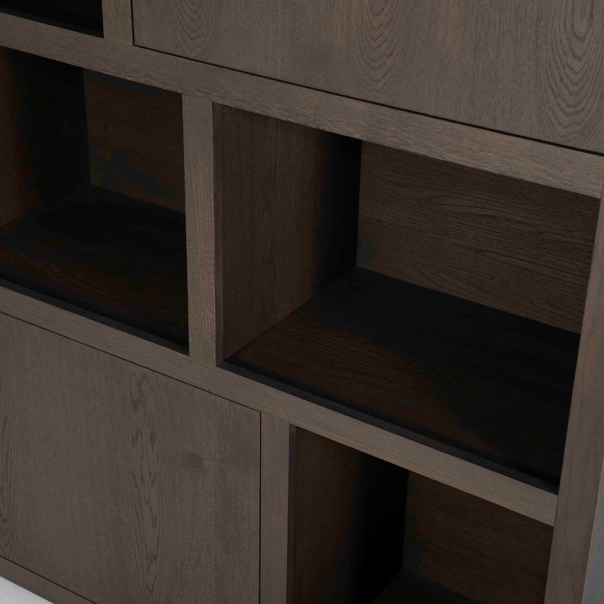 Helsinki bokhylle med skuffer og dører, mørk eik. Detalsjebilde