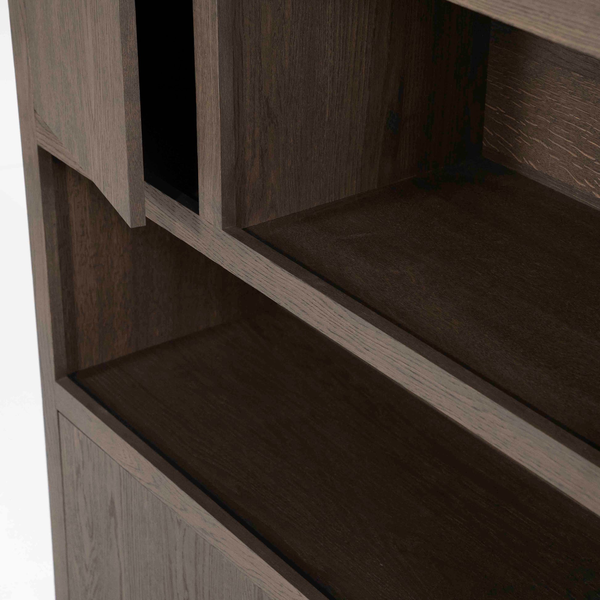 Helsinki bokhylle med skuffer og dører, mørk eik. Detaljebilde