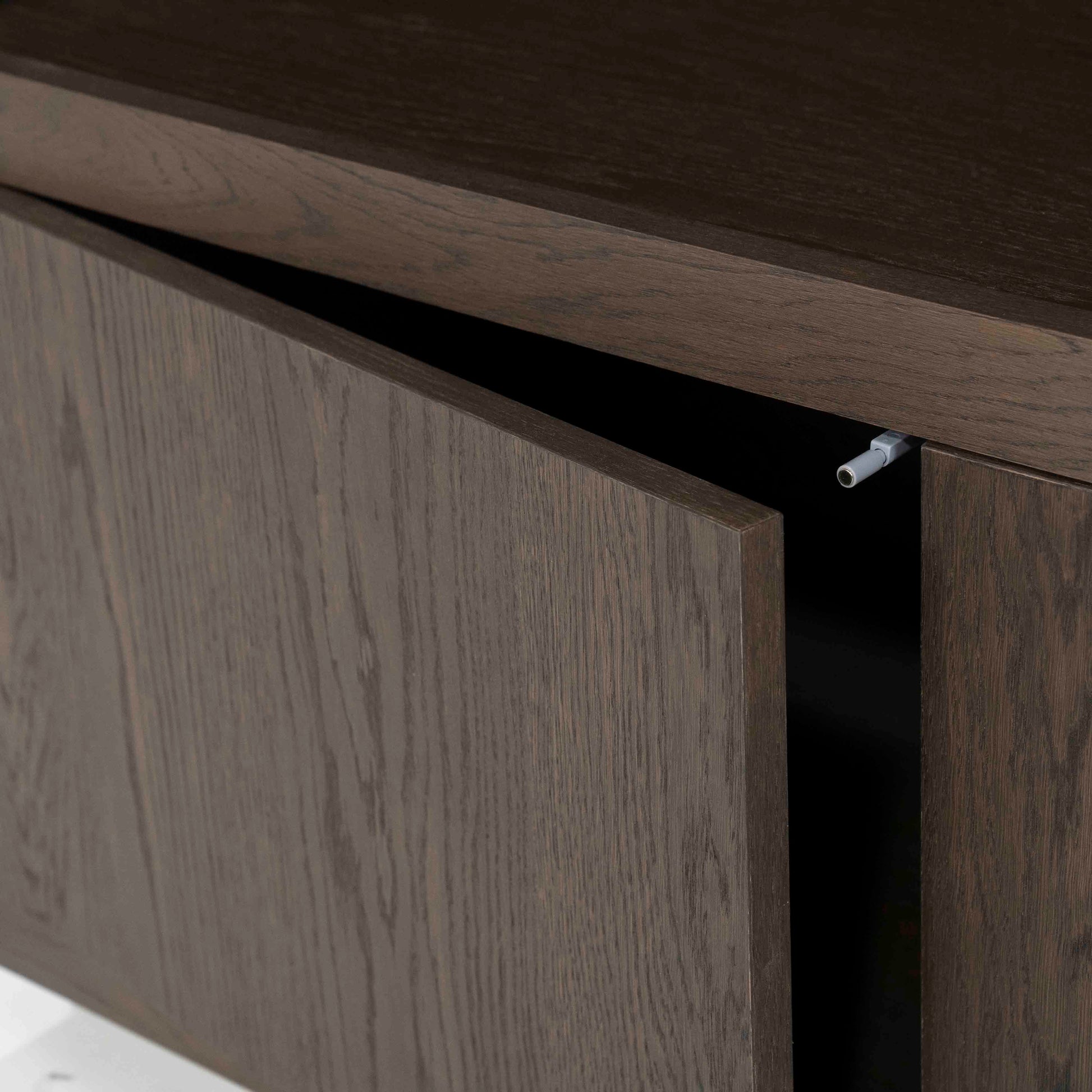 Helsinki bokhylle med skuffer og dører, mørk eik. Detalsjebilde av før med trykkåpning