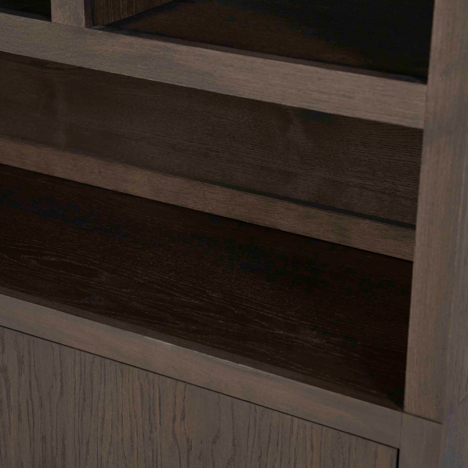 Helsinki bokhylle med skuffer og dører, mørk eik. Detaljebilde