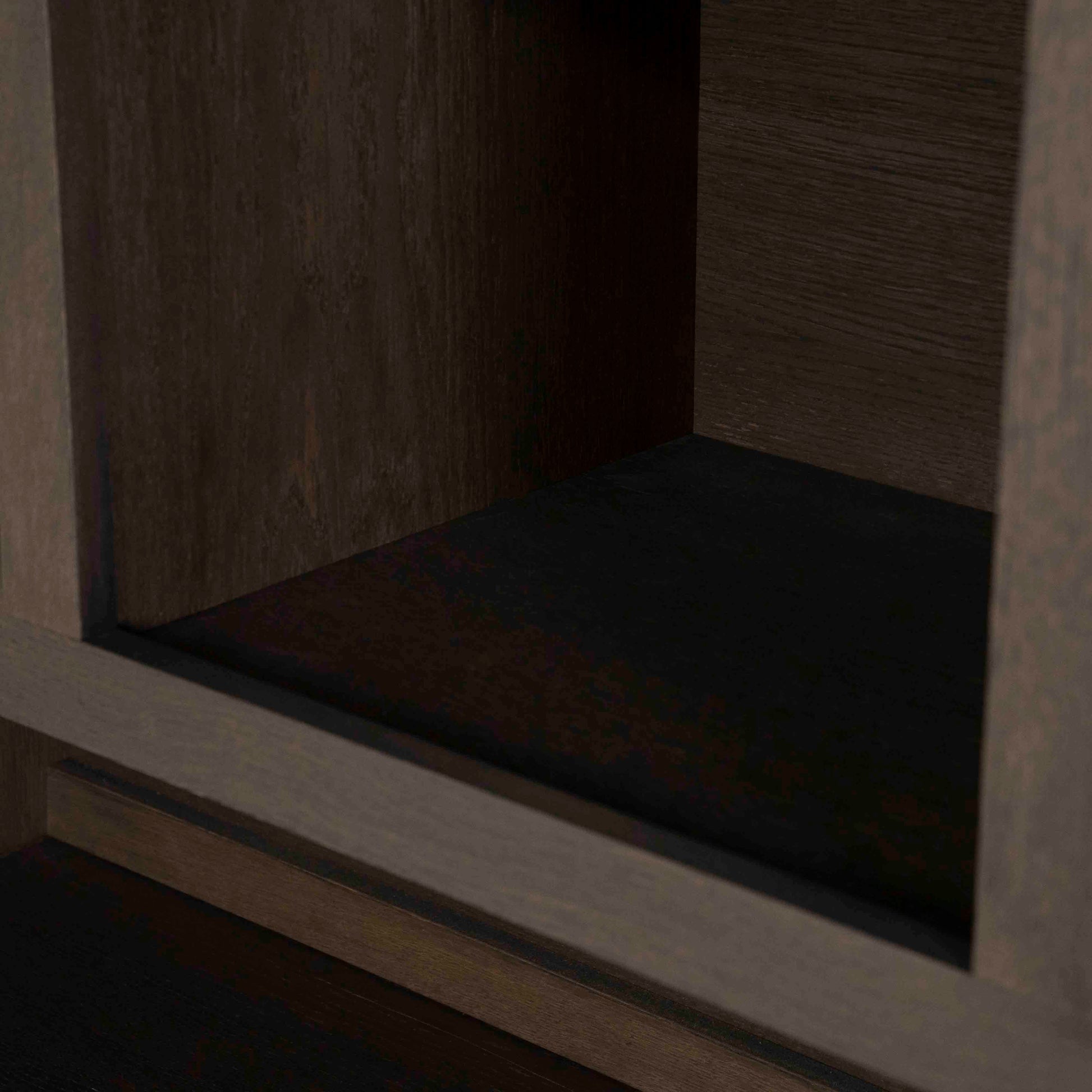 Helsinki bokhylle med skuffer og dører, mørk eik. Detalijebilde