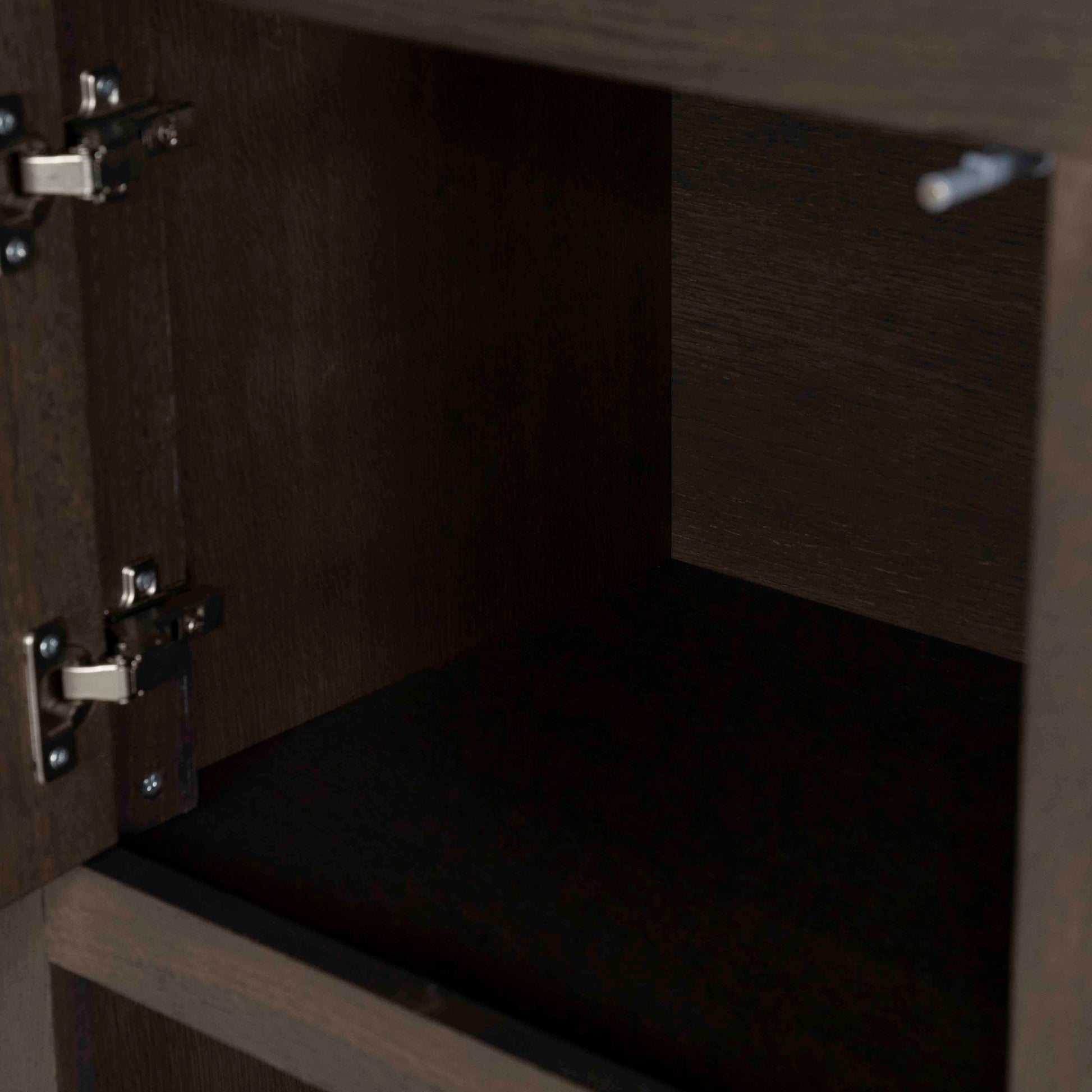 Helsinki bokhylle med skuffer og dører, mørk eik. Detaljebilde