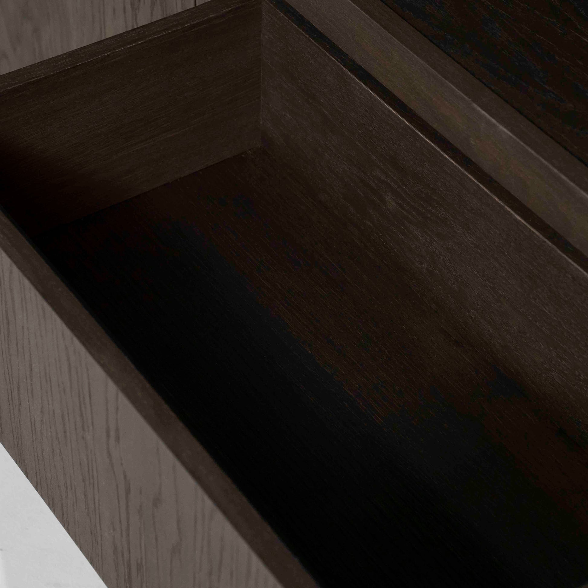 Helsinki bokhylle med skuffer og dører, mørk eik. Detaljebilde av skuff