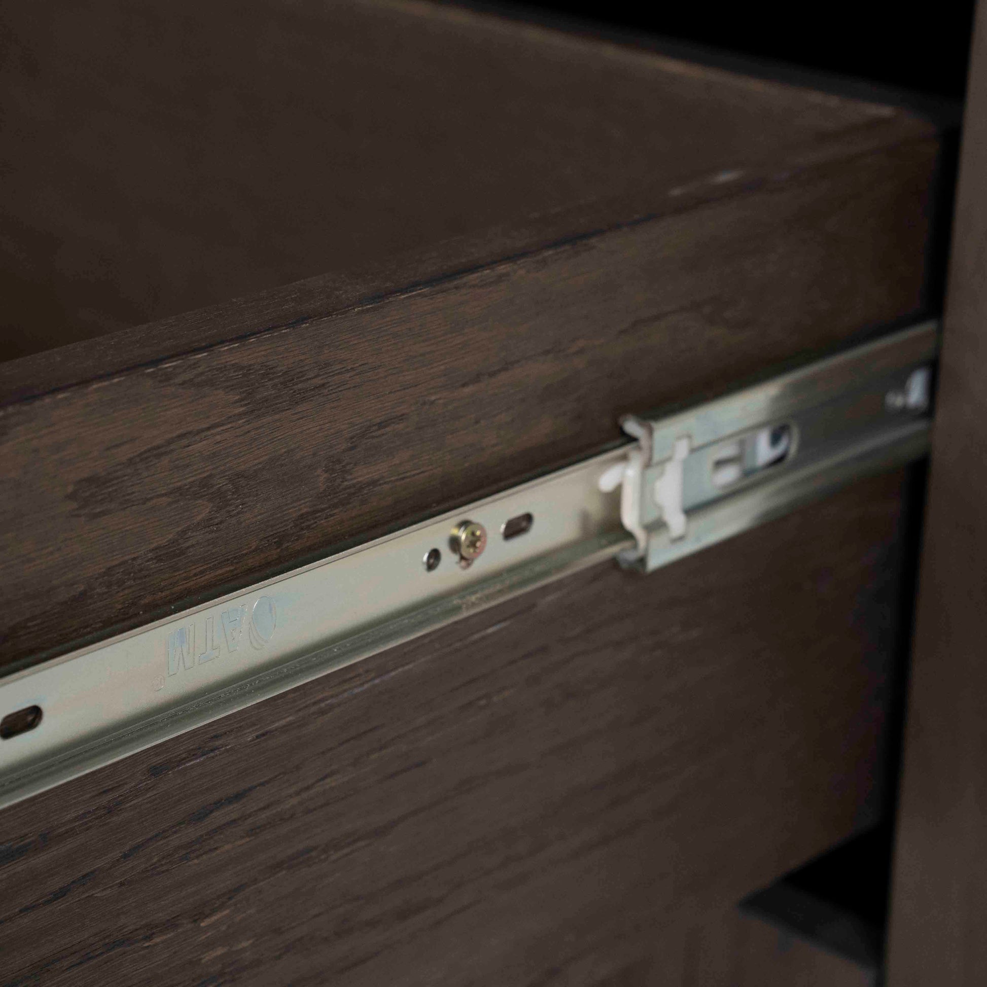 Helsinki bokhylle med skuffer og dører, mørk eik. Detaljebilde av skuff