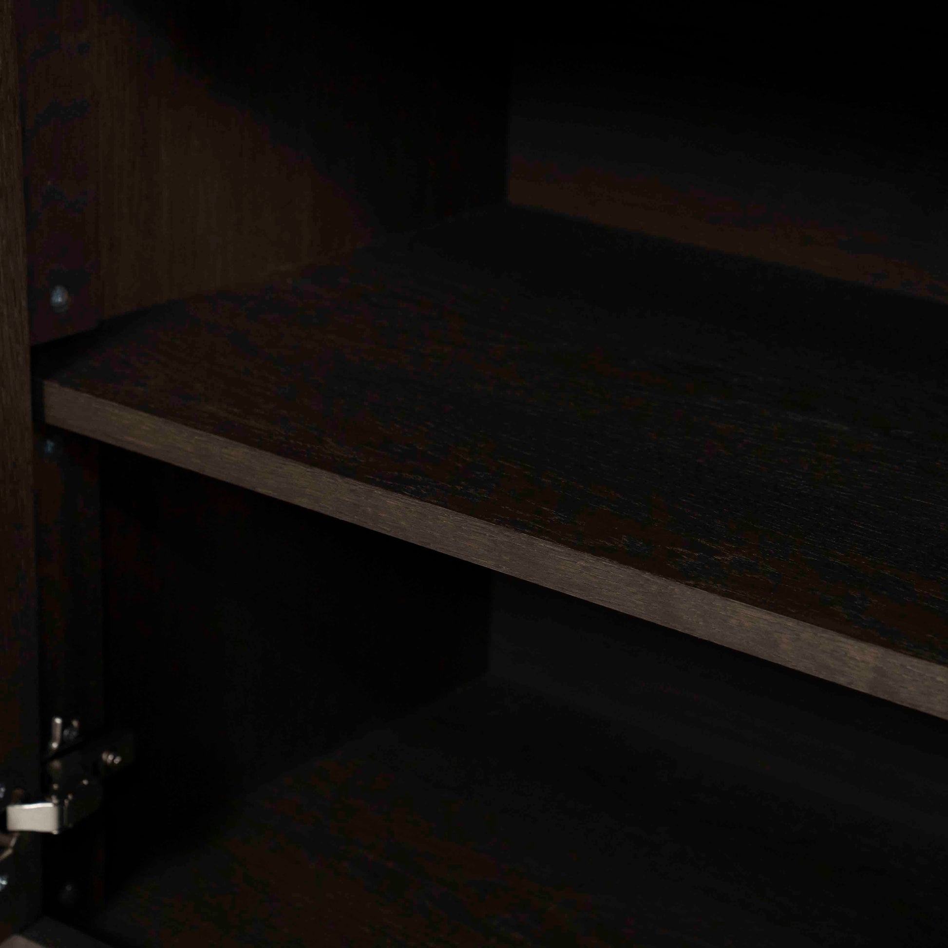 Helsinki bokhylle med skuffer og dører, mørk eik. Detaljebilde av hylle