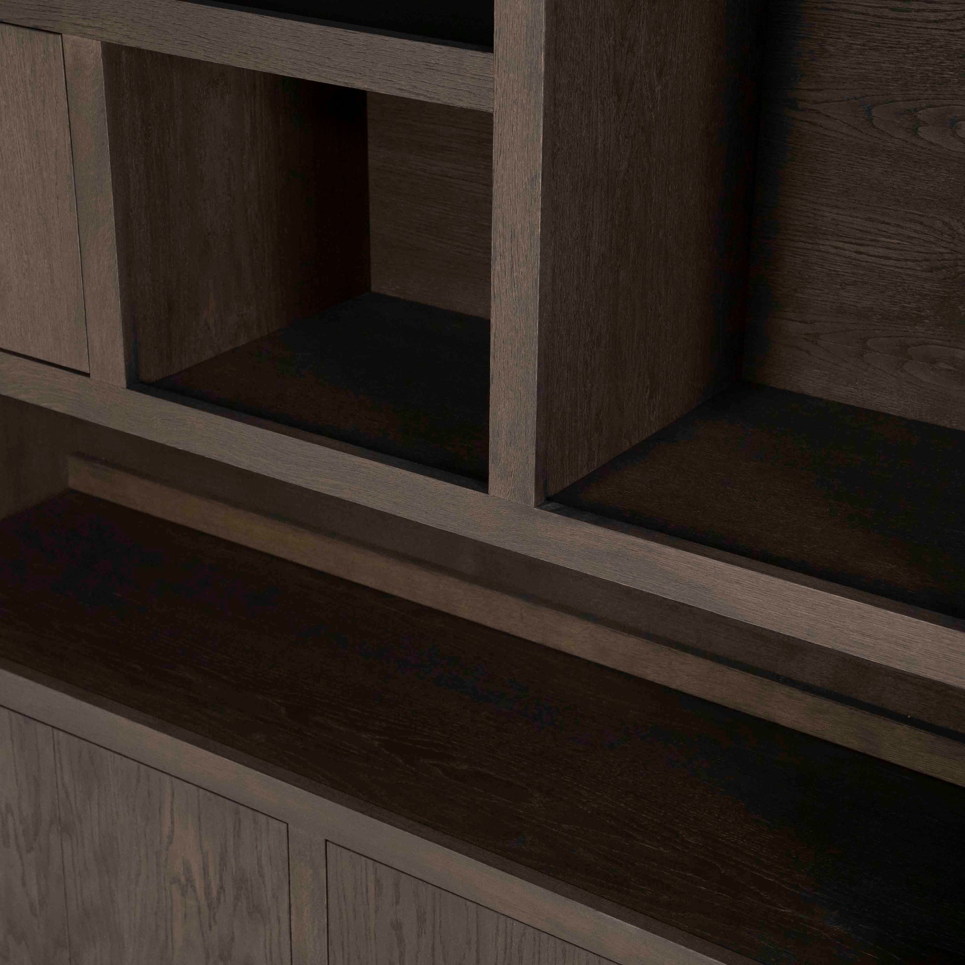 Helsinki bokhylle med skuffer og dører, mørk eik. Detaljebilde av hylle