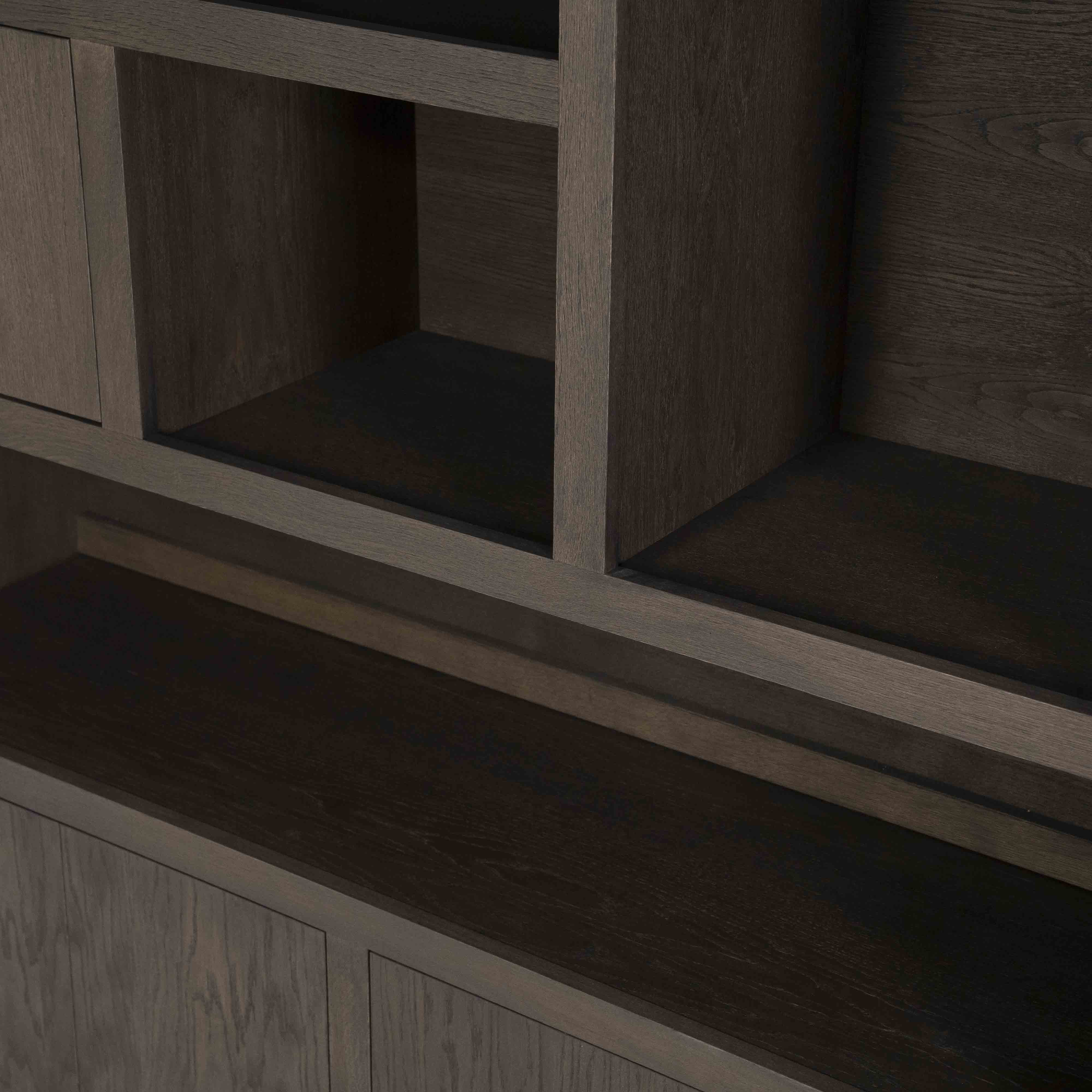 Helsinki bokhylle med skuffer og dører, mørk eik. Detaljebilde av hylle