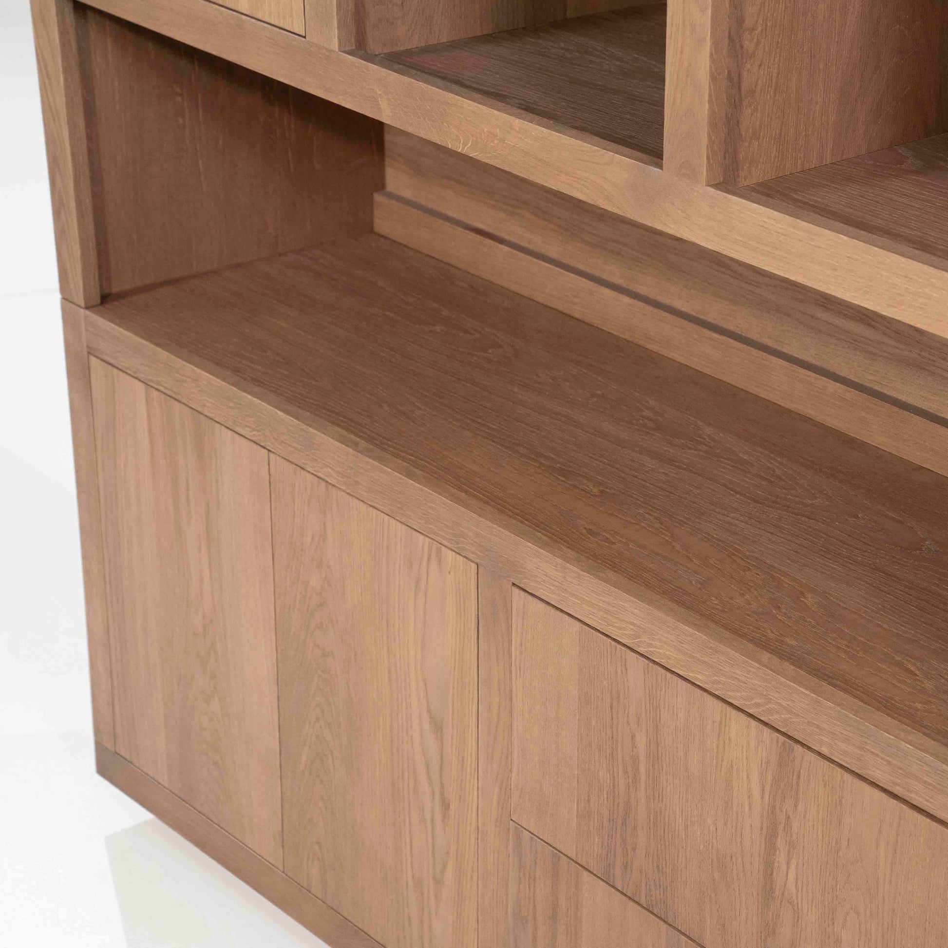 Helsinki bokhylle med skuffer og dører, mørk eik