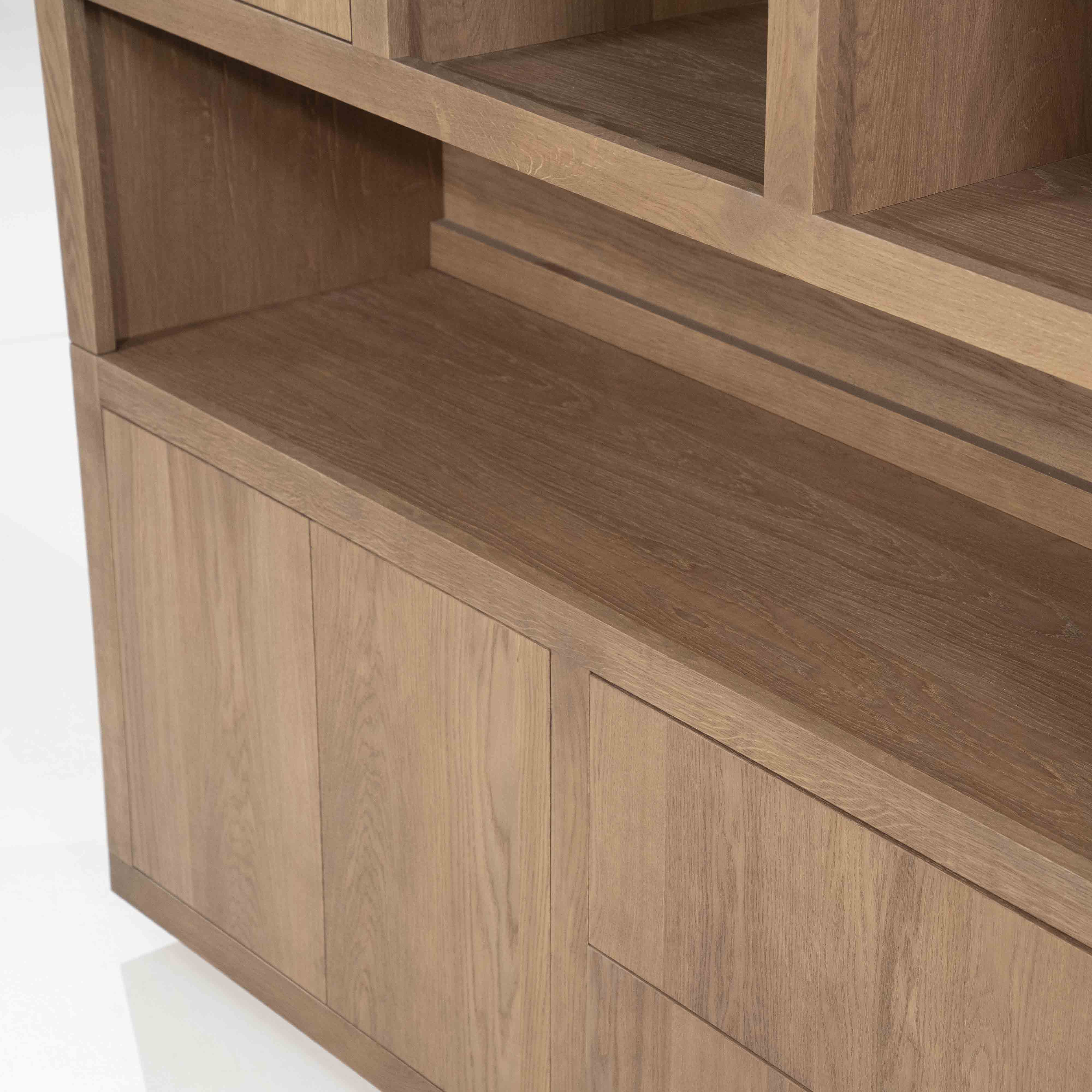 Helsinki bokhylle med skuffer og dører, mørk eik