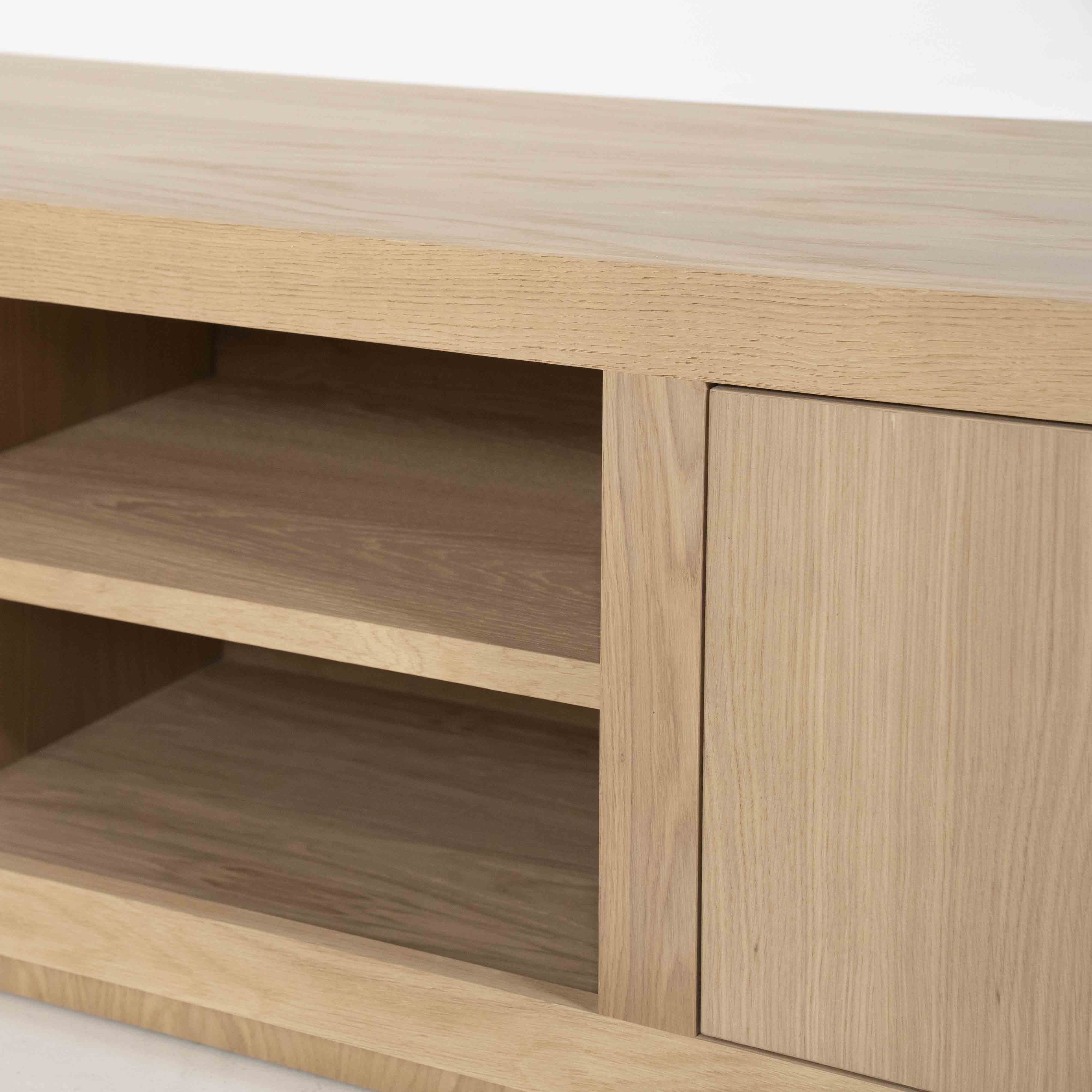 Helsinki TV-benk, Lys eik