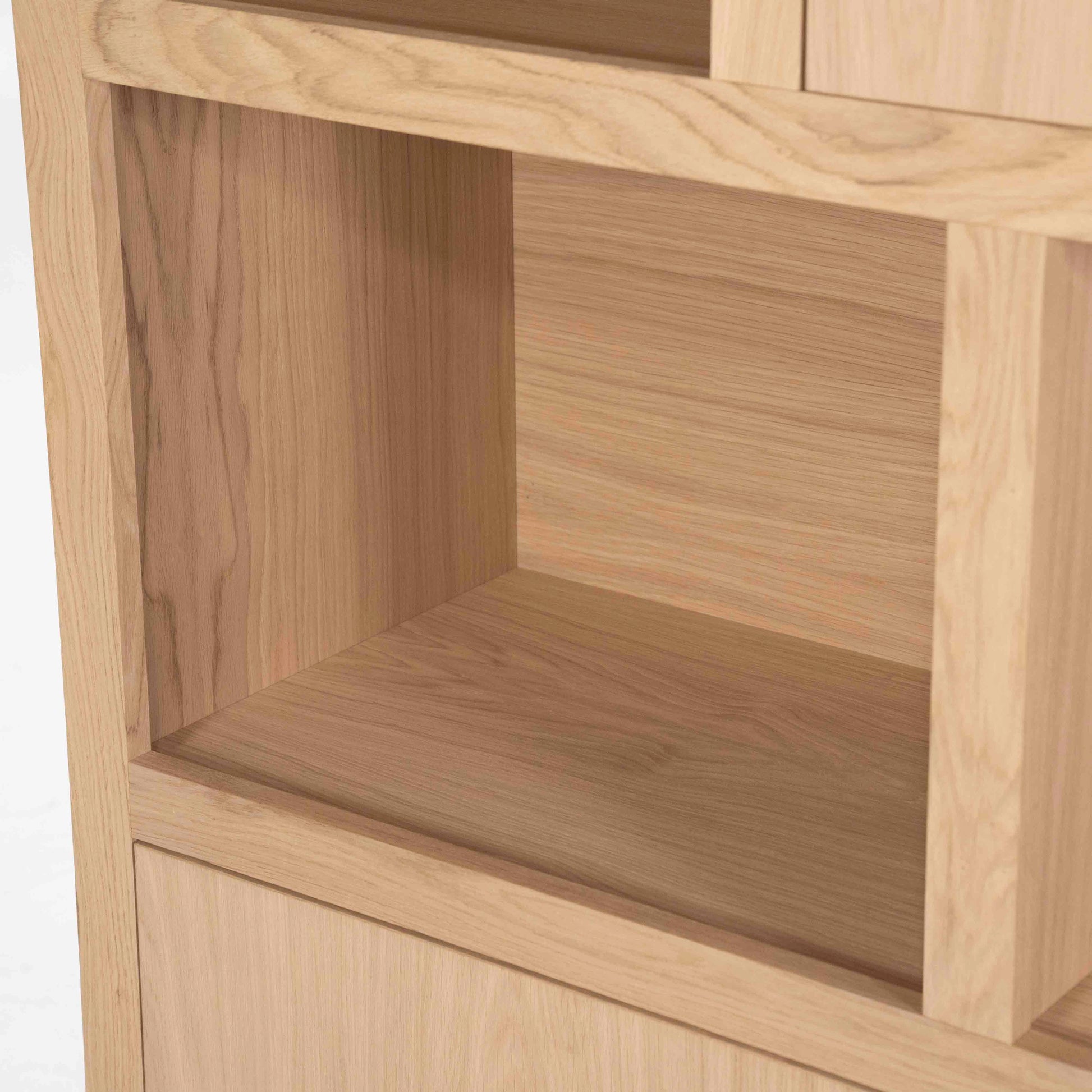 Helsinki bokhylle med skuffer og dører, lys eik