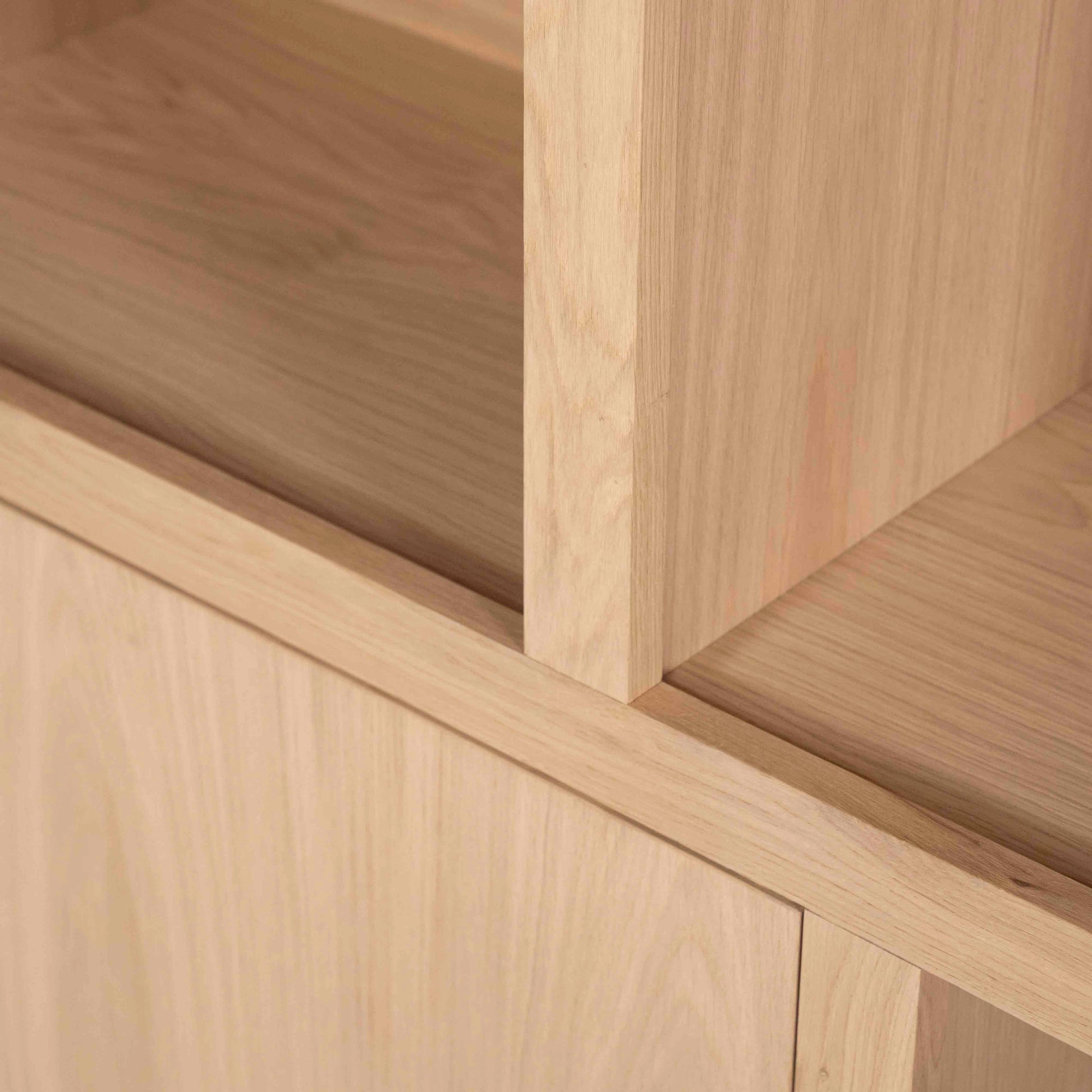 Helsinki bokhylle med skuffer og dører, lys eik - nærbilde