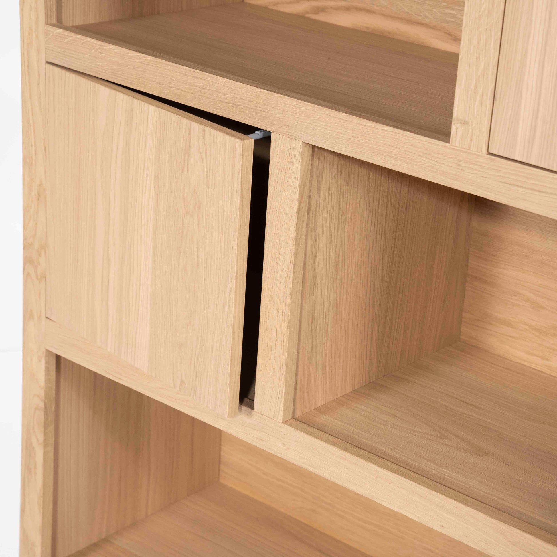 Helsinki bokhylle med skuffer og dører, lys eik - nærbilde 