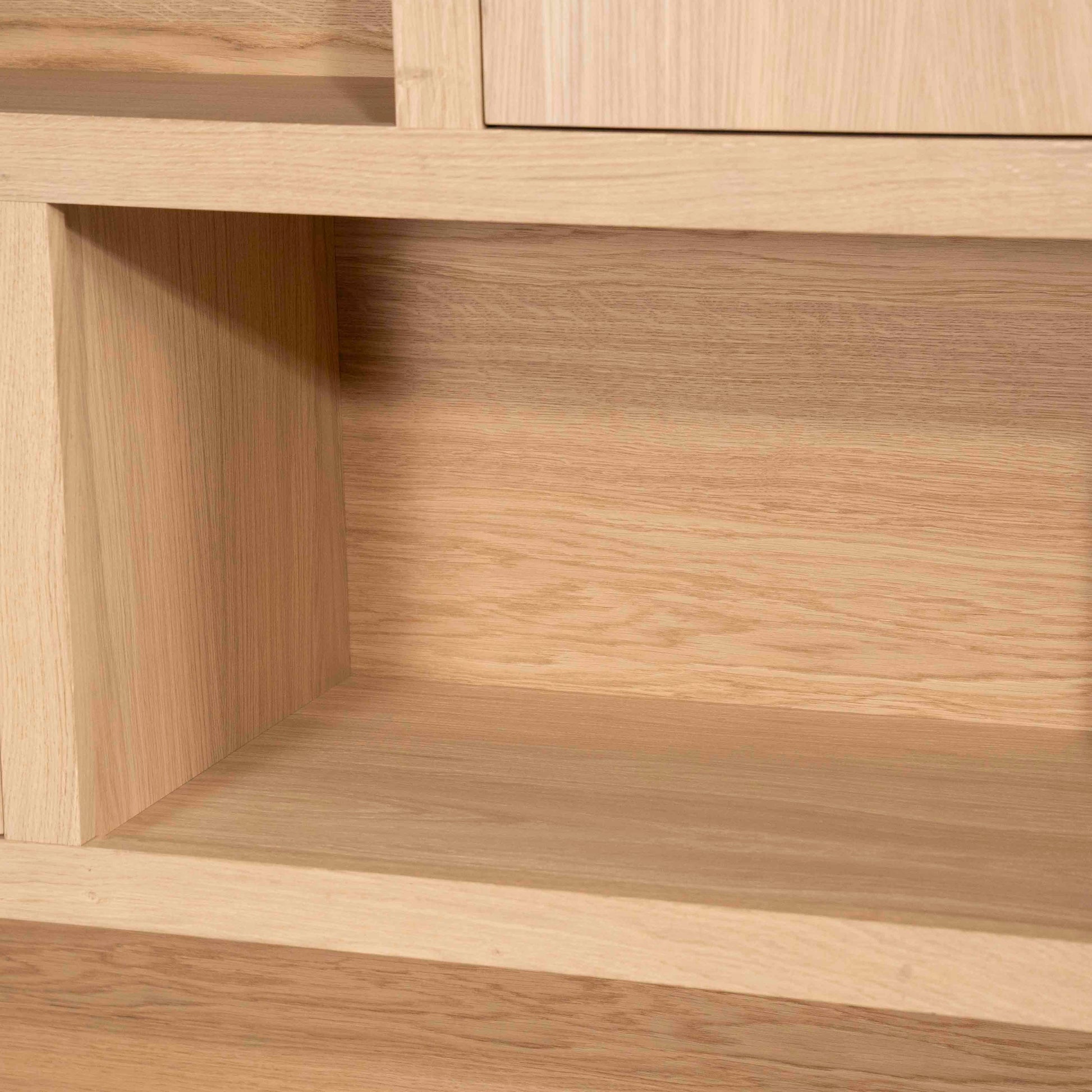 Helsinki bokhylle med skuffer og dører, lys eik