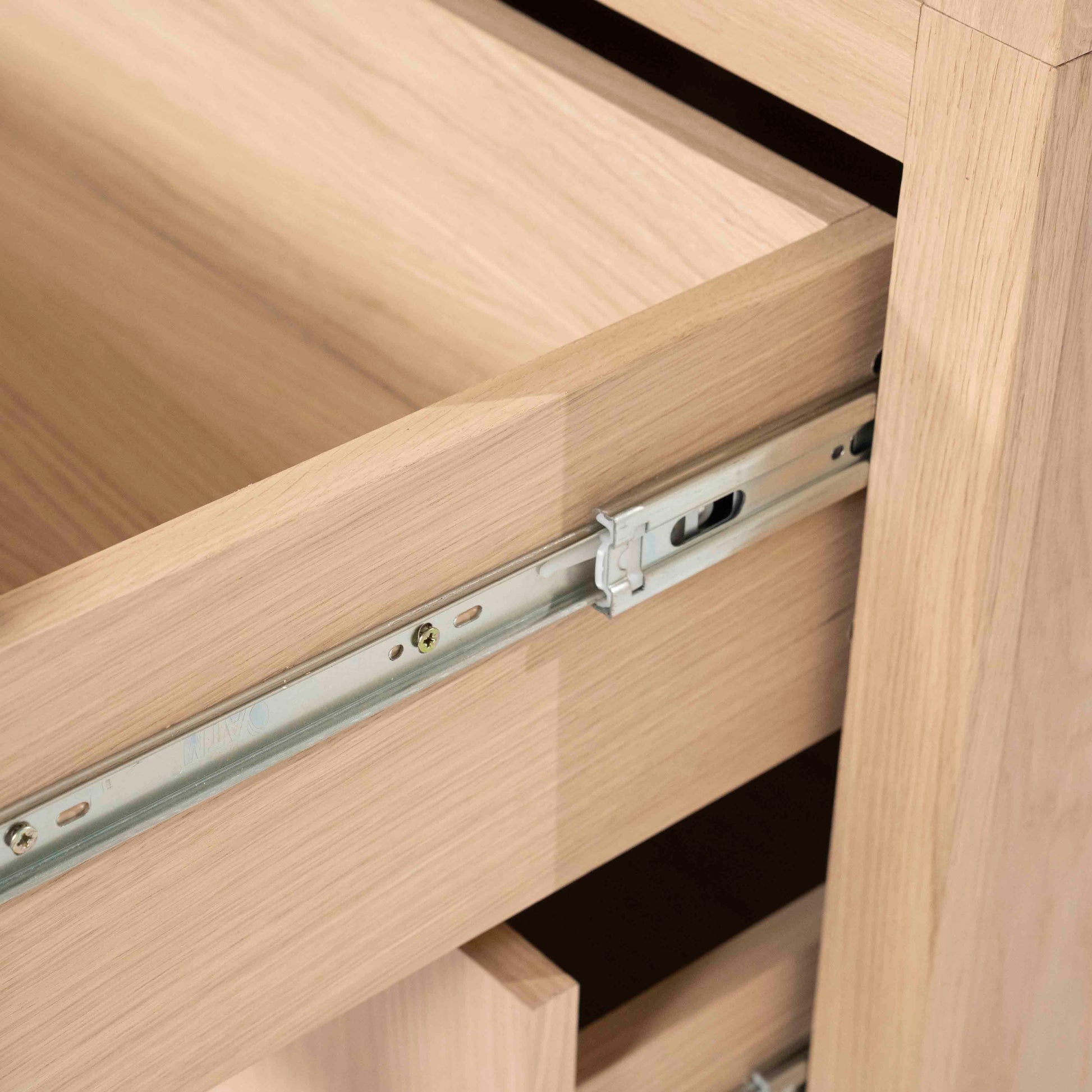 Helsinki bokhylle med skuffer og dører, lys eik