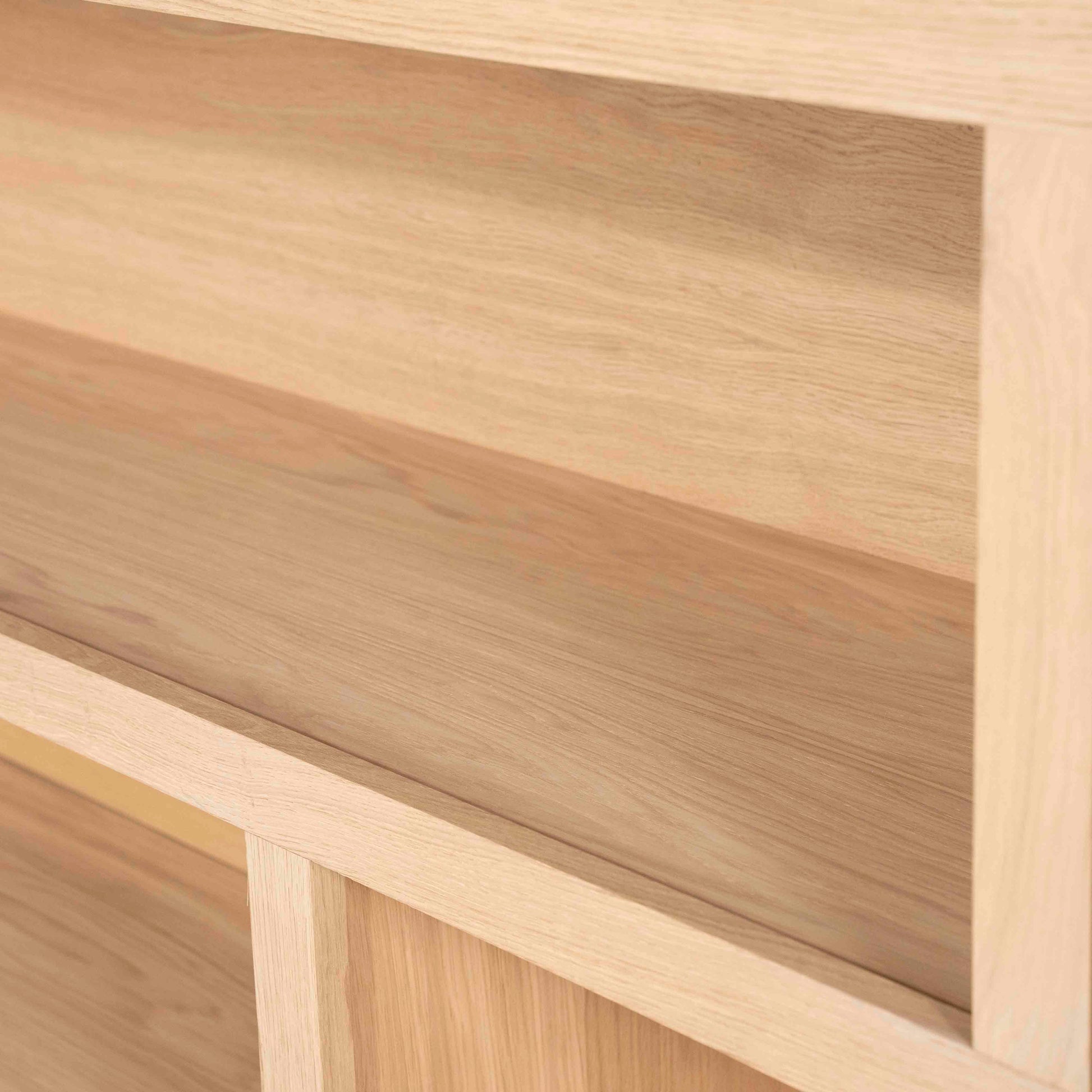 Helsinki bokhylle med skuffer og dører, lys eik - nærbilde