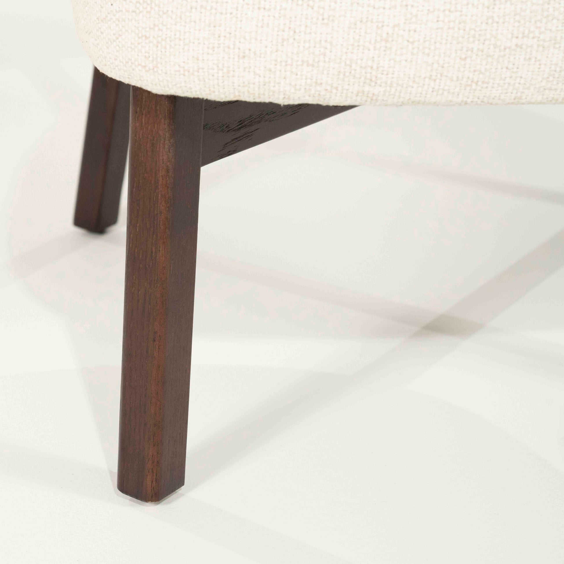 Mikky lenestol i beige tekstil med ben i mørk eik