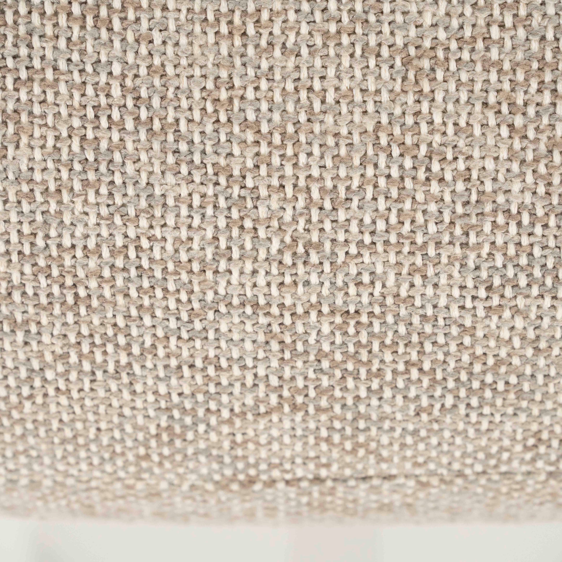 Nærbilde av stoff: Mikky lenestol i beige tekstil med ben i mørk eik