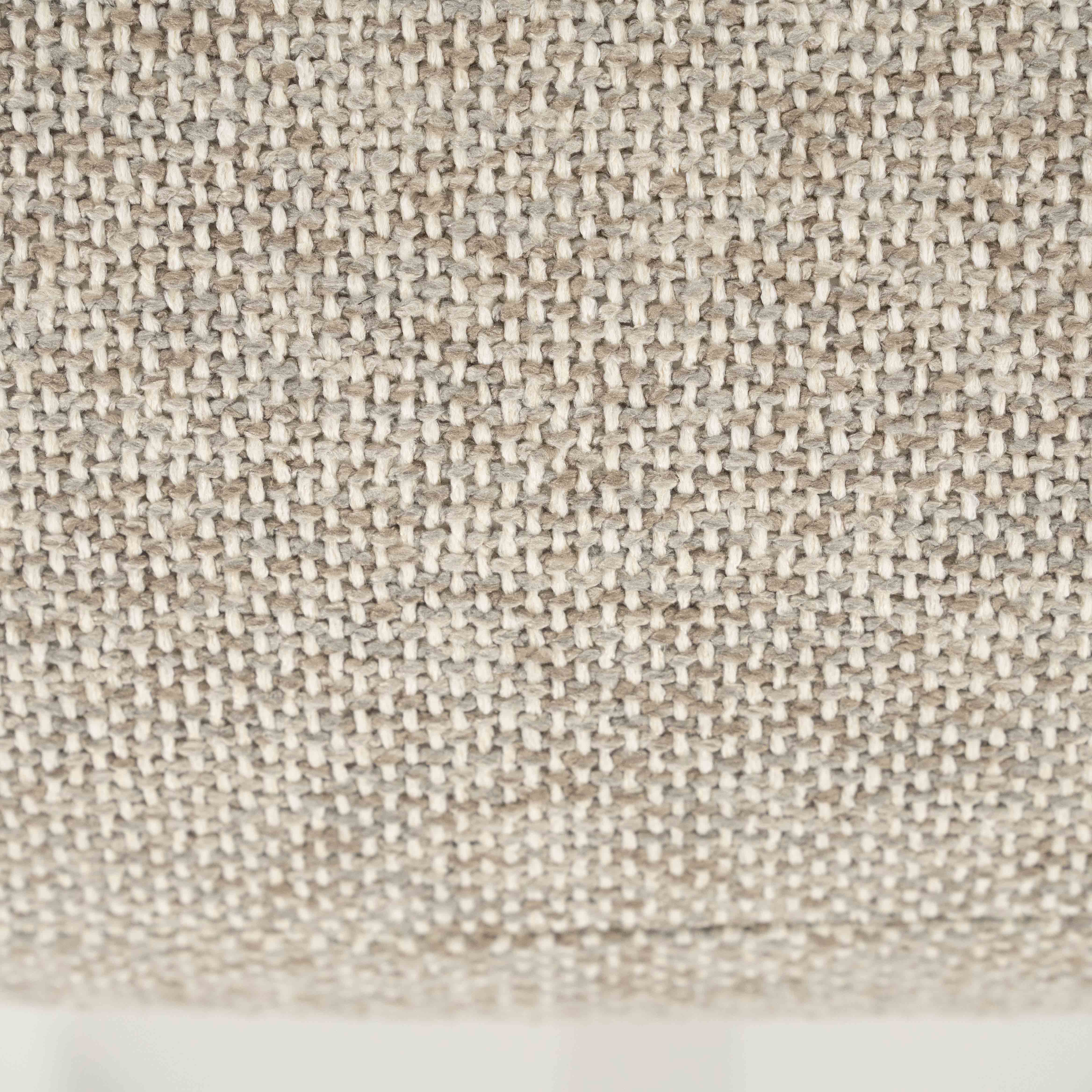 Nærbilde av stoff: Mikky lenestol i beige tekstil med ben i mørk eik