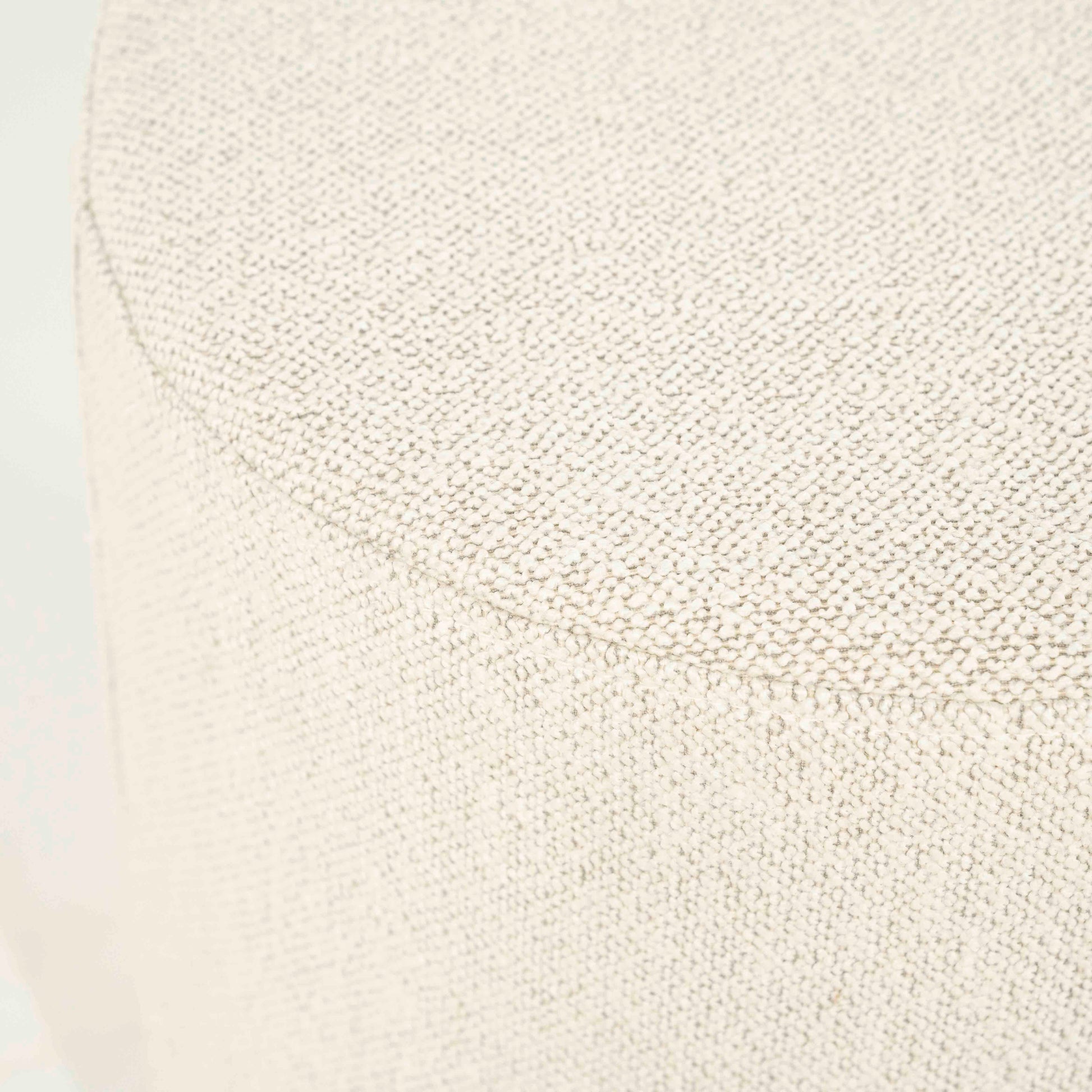 Lys beige puff med furu-sokkel