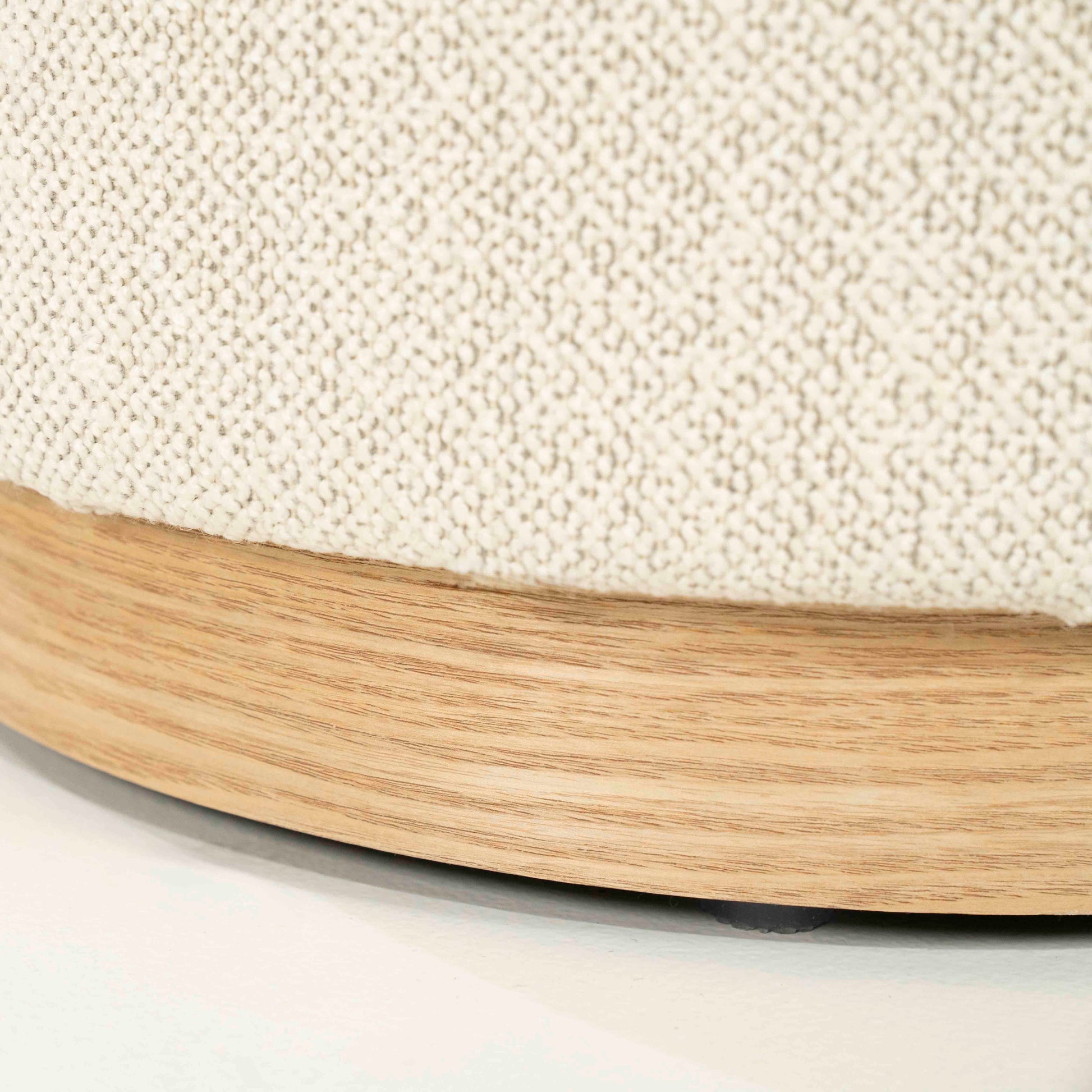 Lys beige puff med furu-sokkel