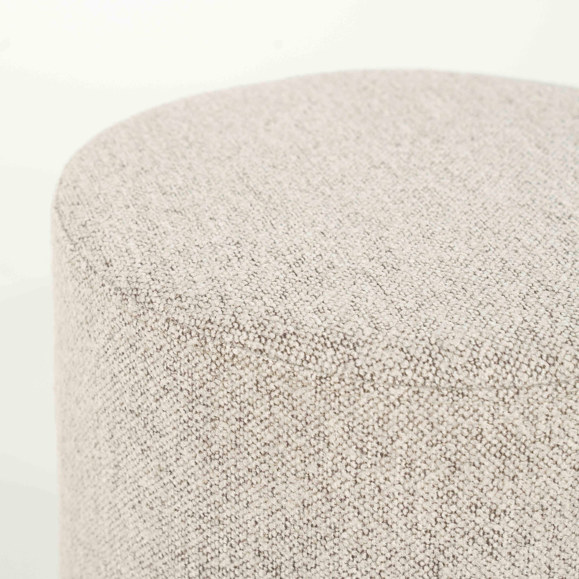 Puff med gbeige- og gråmelert stoff og furusokkel
