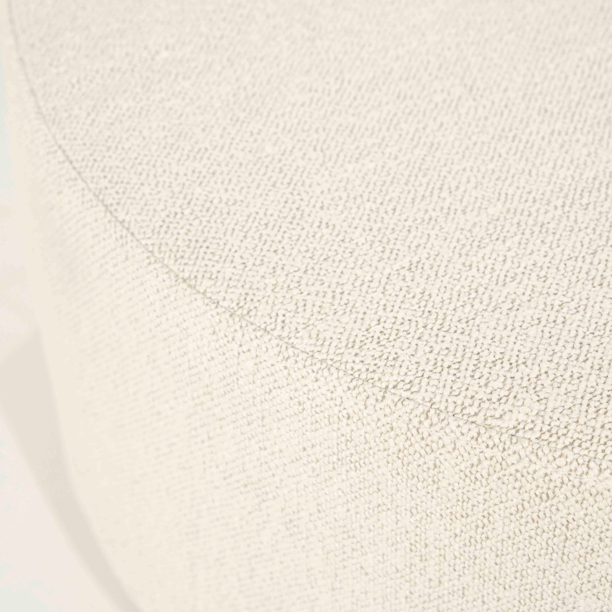 Puff med lyst stoff og furusokkel