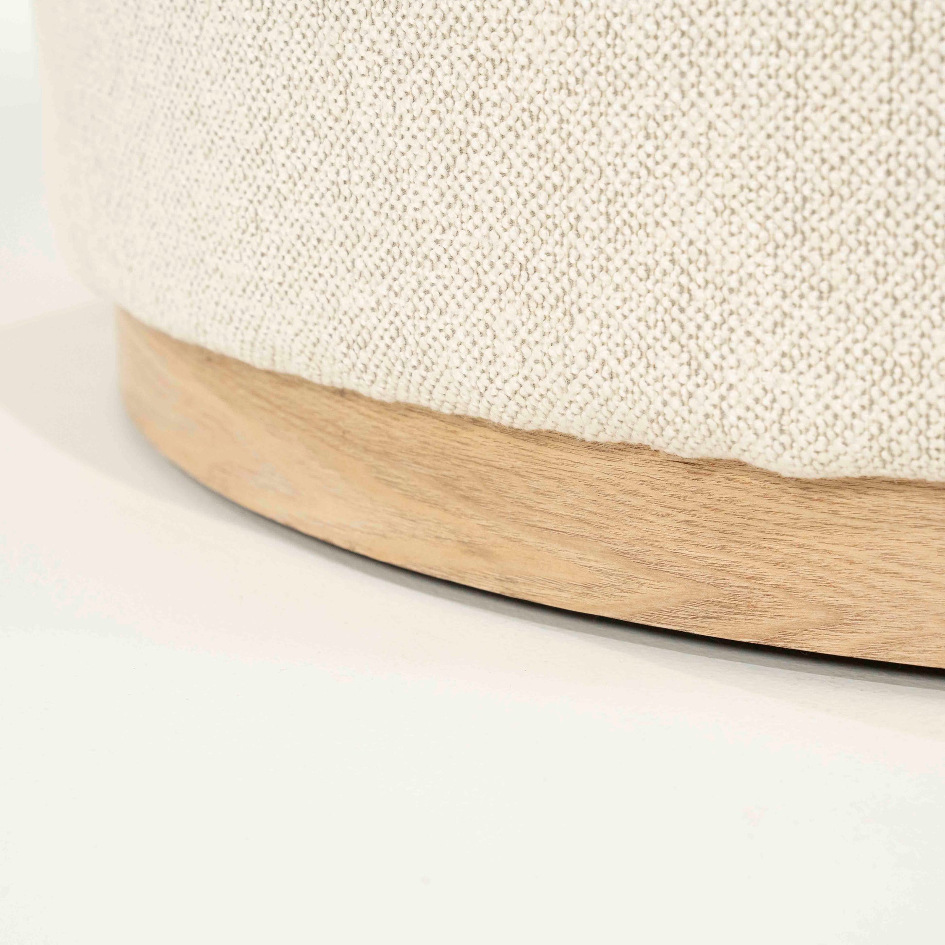 Puff med lyst stoff og furusokkel