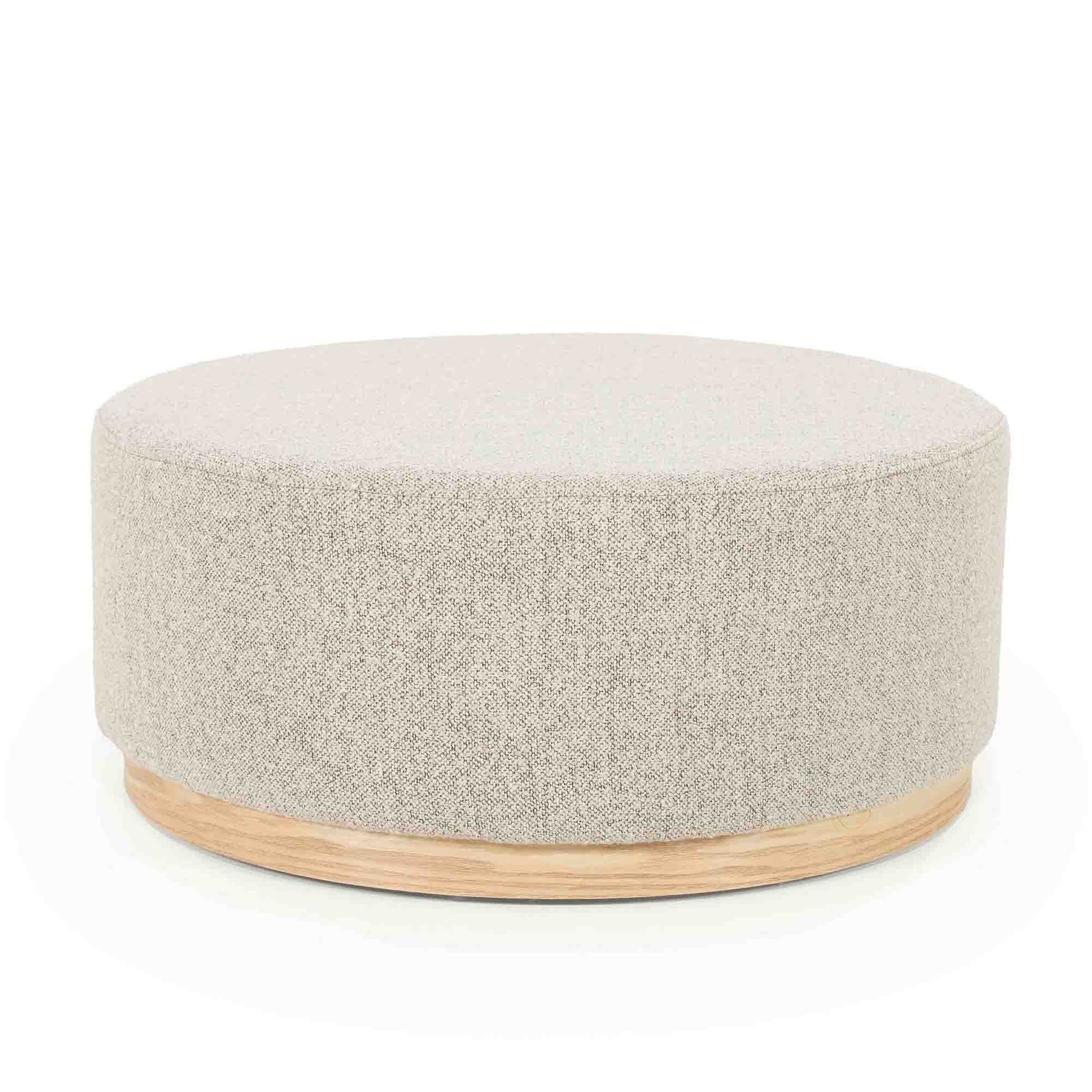 Puff med lyst stoff og furusokkel