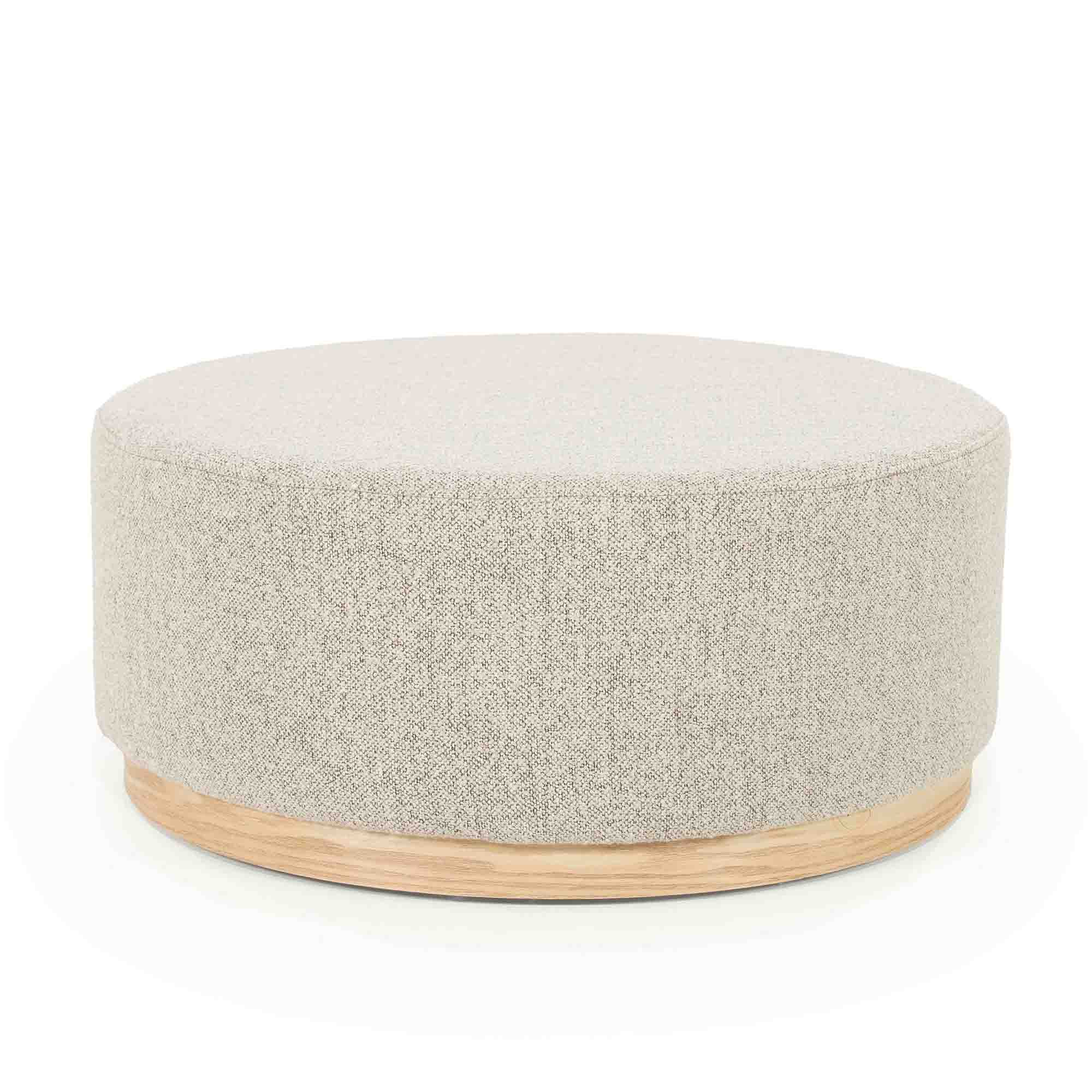 Puff med lyst stoff og furusokkel