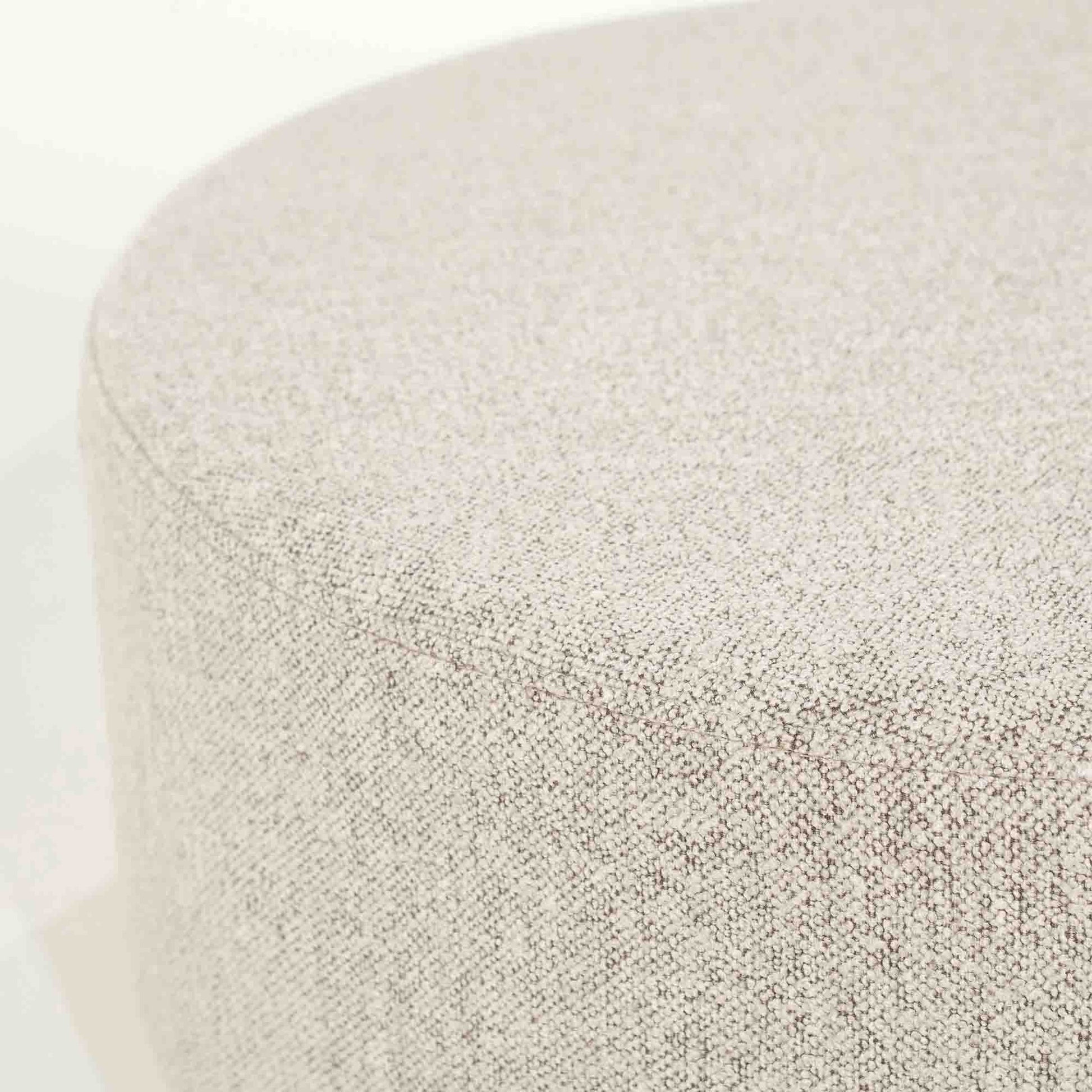 Puff med lyst stoff og furusokkel