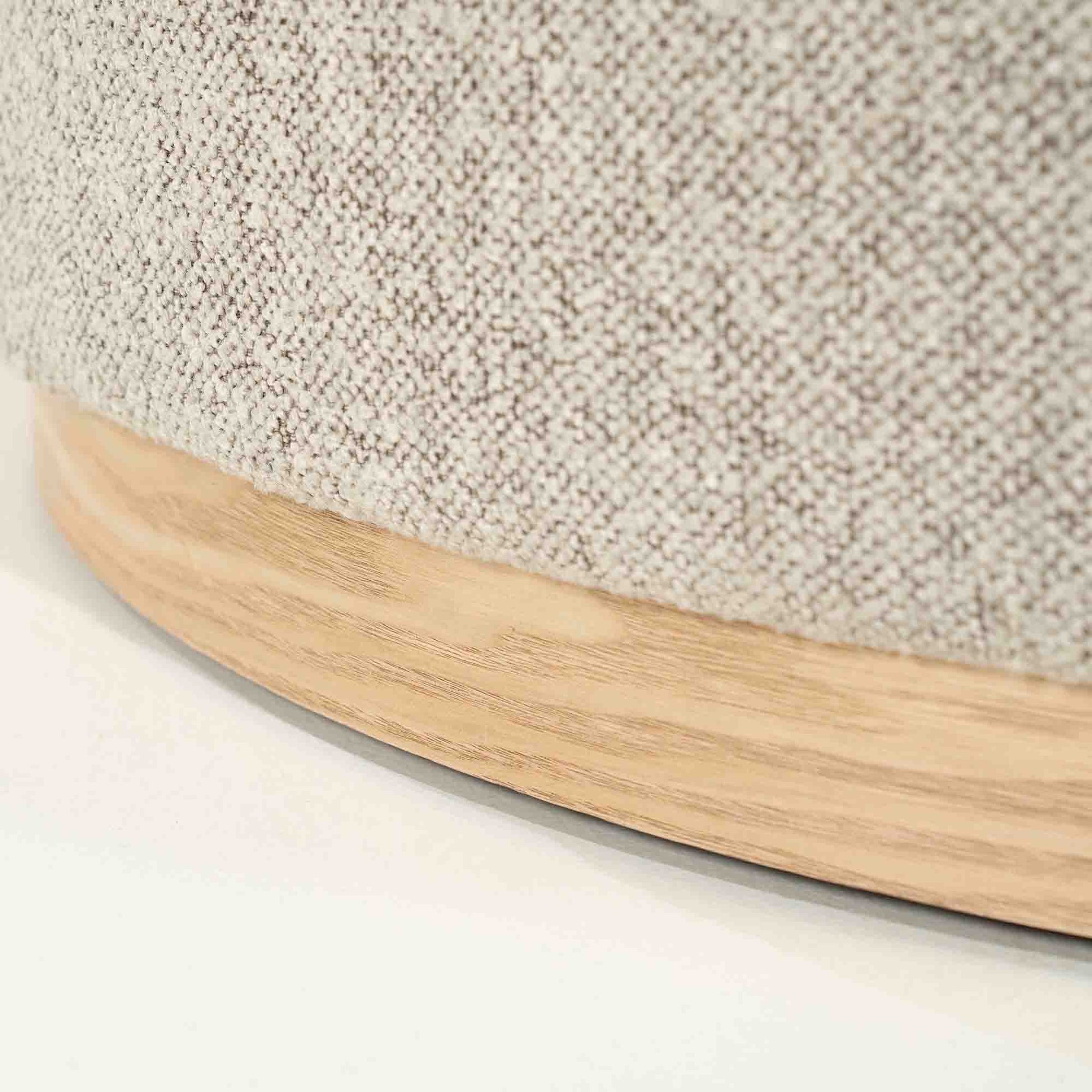 Puff med lyst stoff og furusokkel