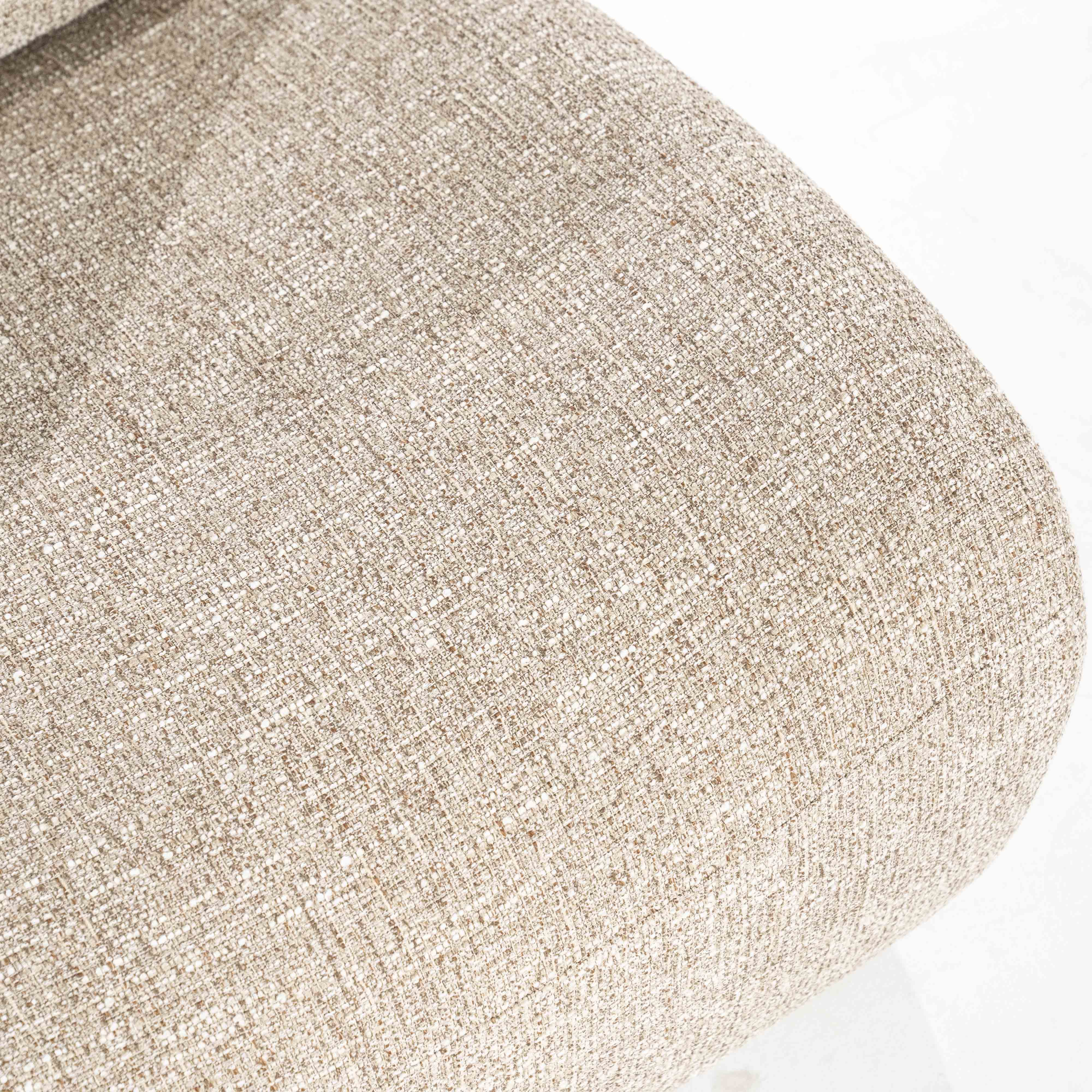 Lucia lounge-stol i taupe tekstil, lys sandfarget tekstil. Lenestol uten armlene.