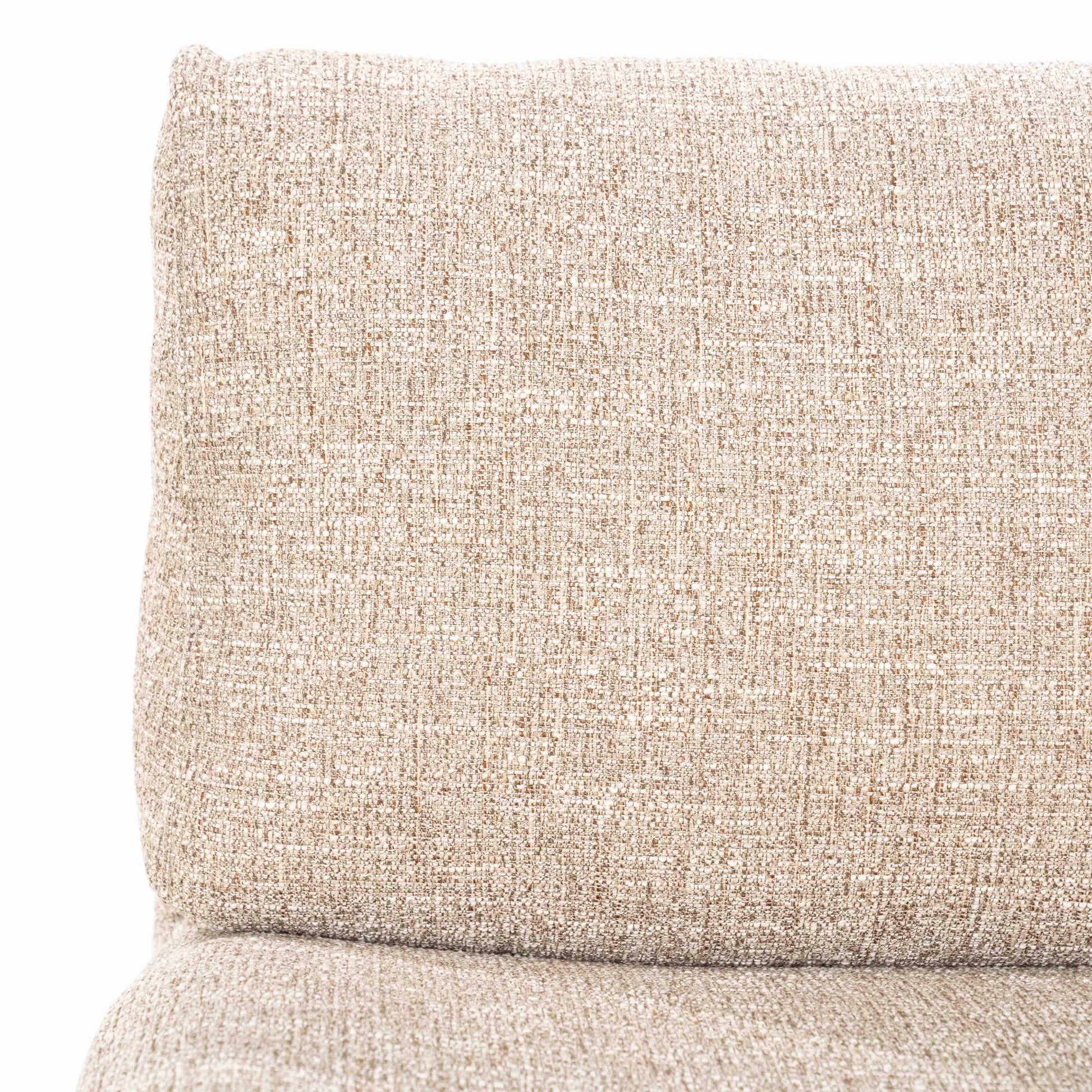 Lucia lounge-stol i taupe tekstil, lys sandfarget tekstil. Lenestol uten armlene.