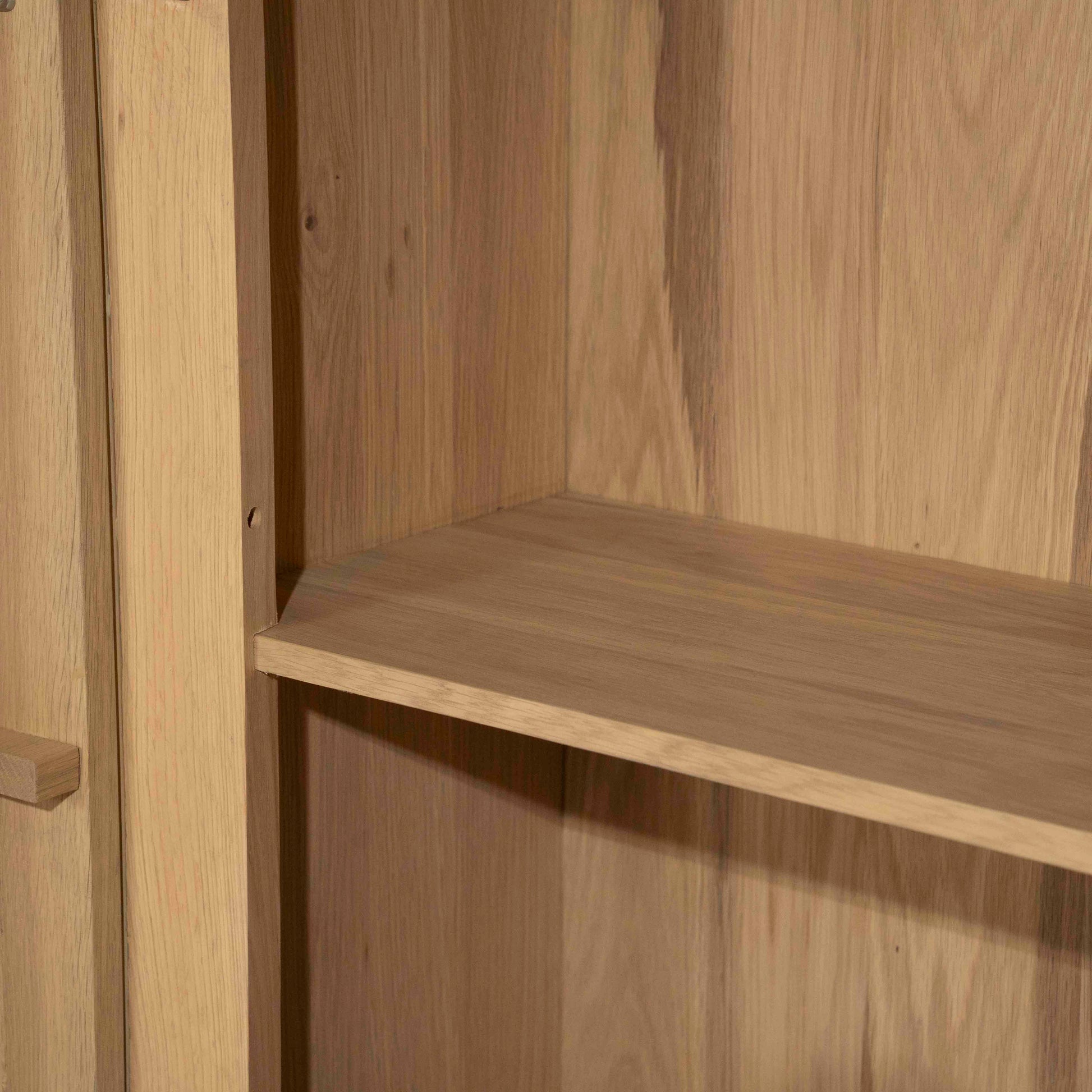 Josh skap i eik - nærbilde